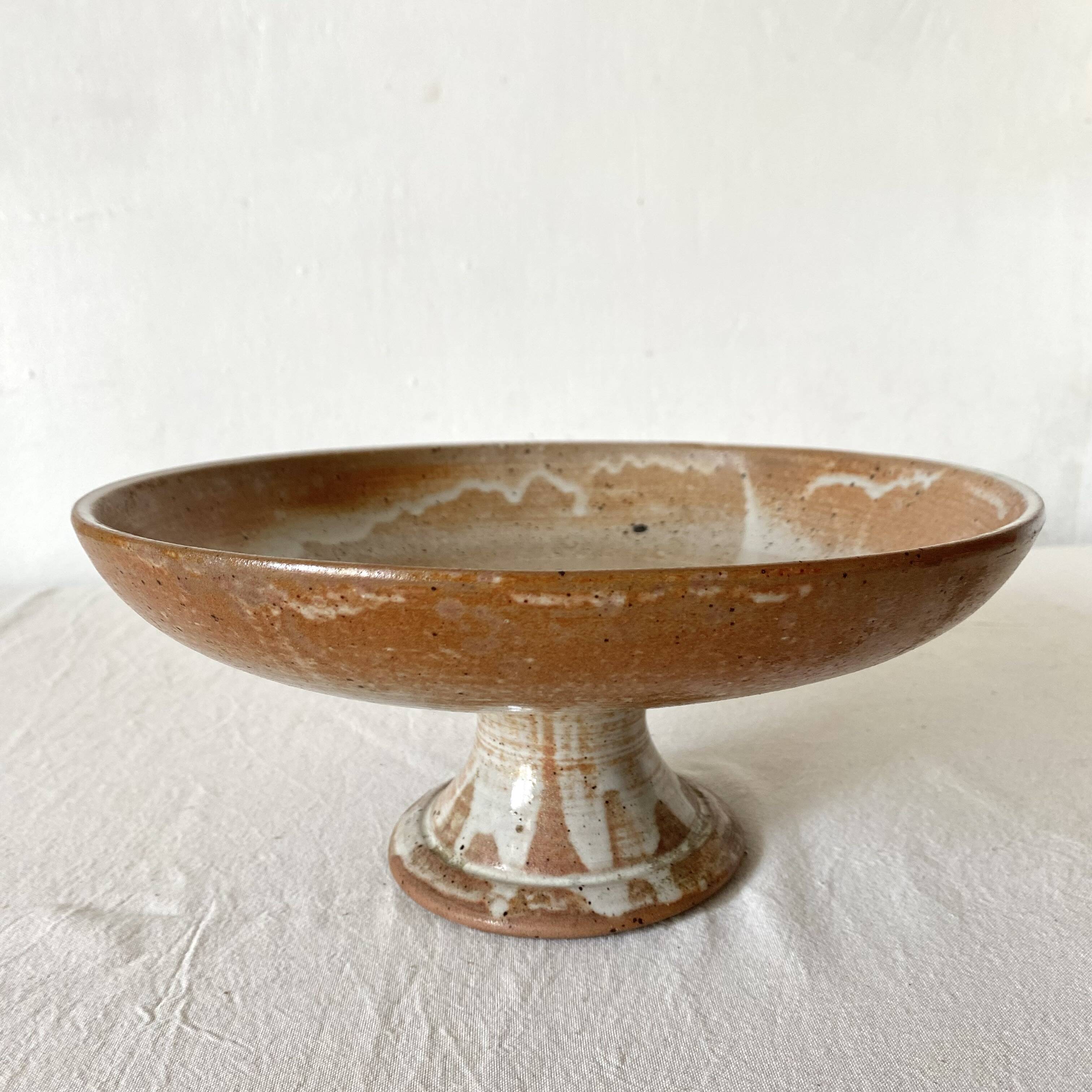 Free-standing stoneware fruit bowl