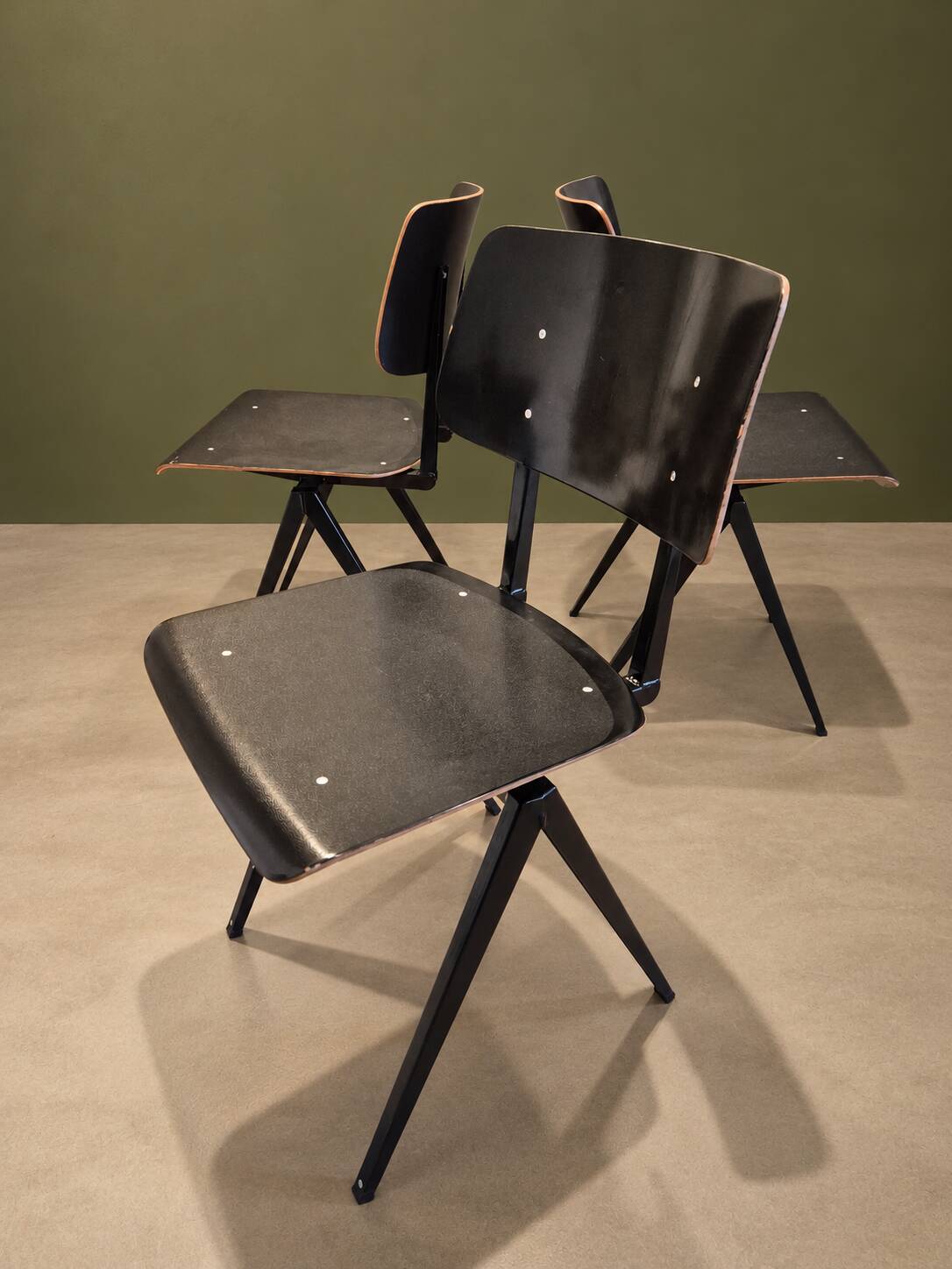 3 chaises Galvanitas S16 Black