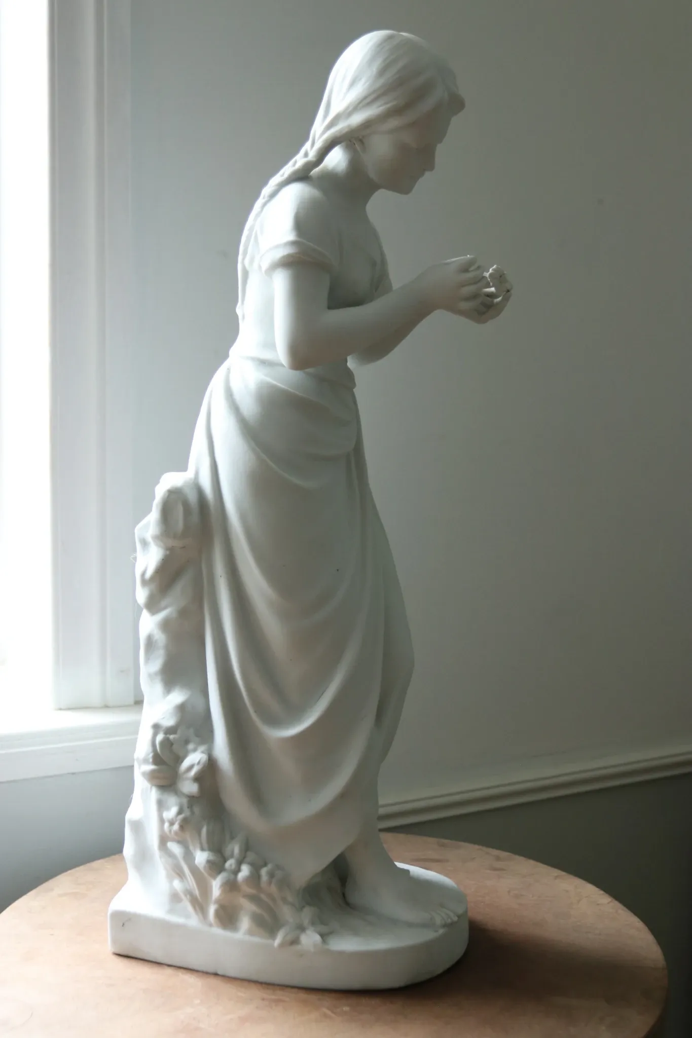 Nicolas Lecorney – Girl picking a daisy, biscuit porcelain, late 19th c.
