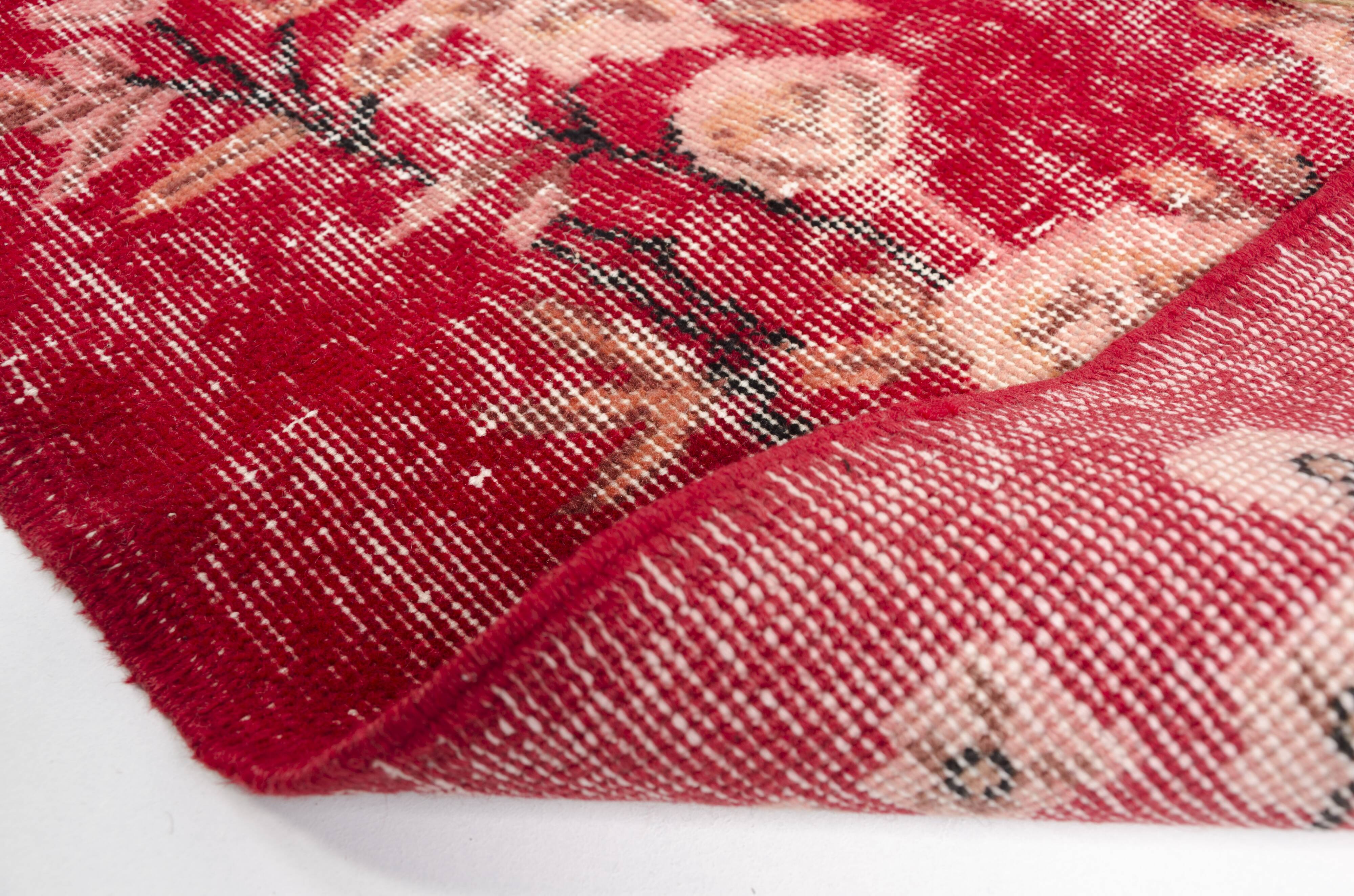 Tapis rouge turc vintage à motif floral