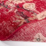Tapis rouge turc vintage à motif floral