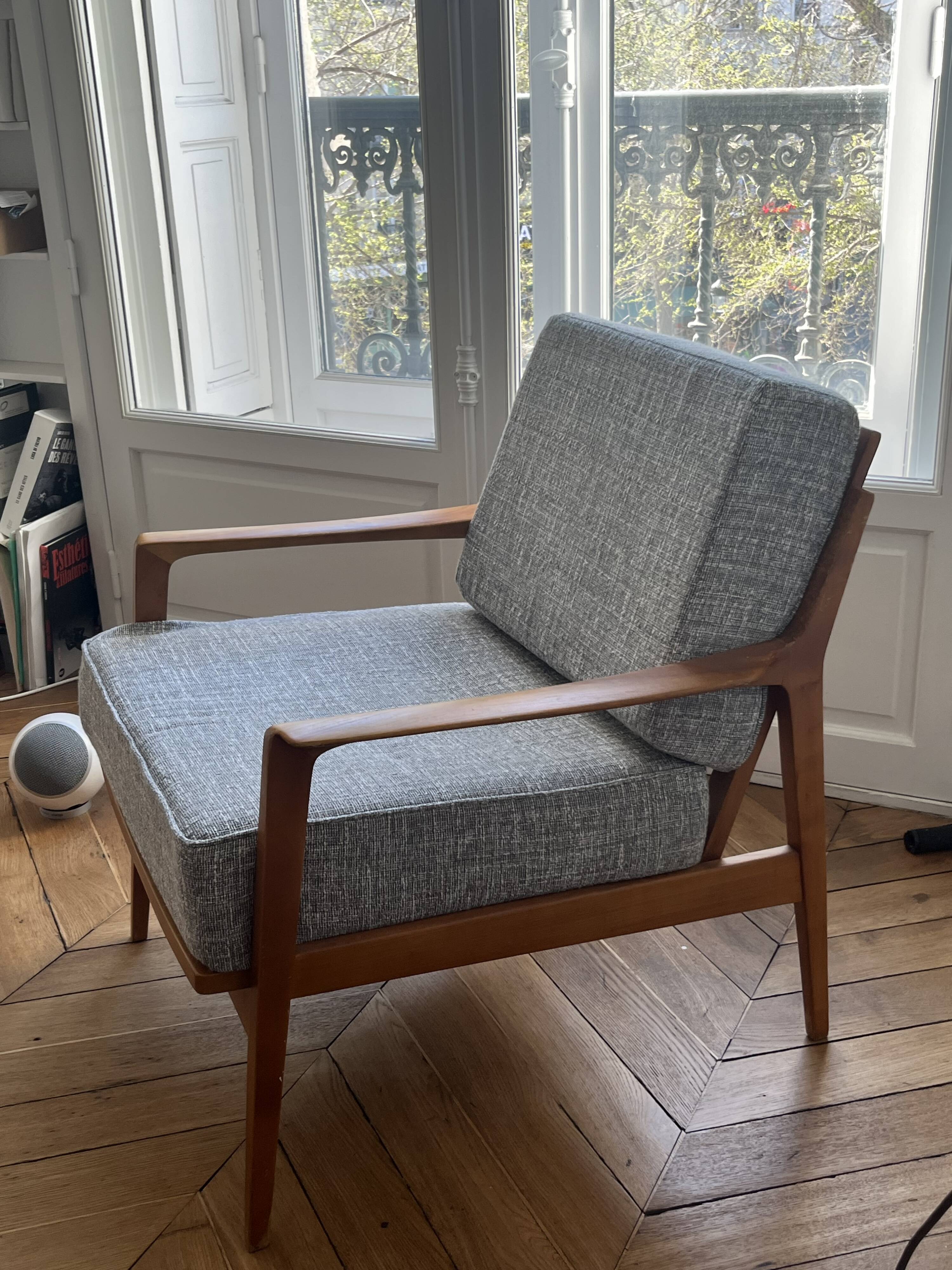 Complete Knoll Original sofa. New fabric. Good condition.