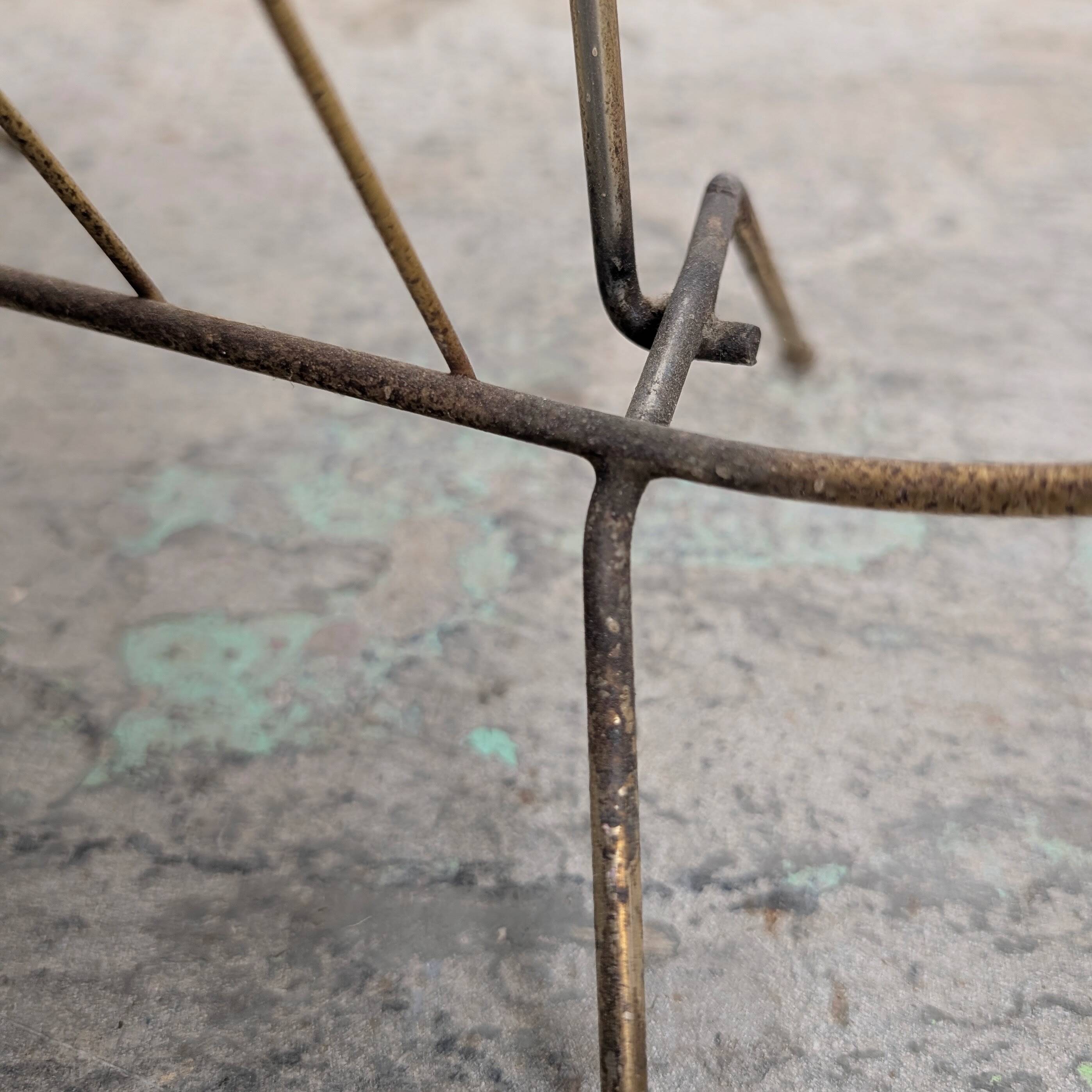 Porte-revues lyre en métal doré années 50
