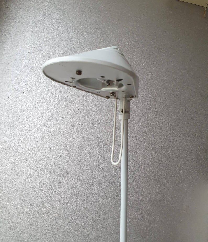 Vrieland white metal vintage desk lamp