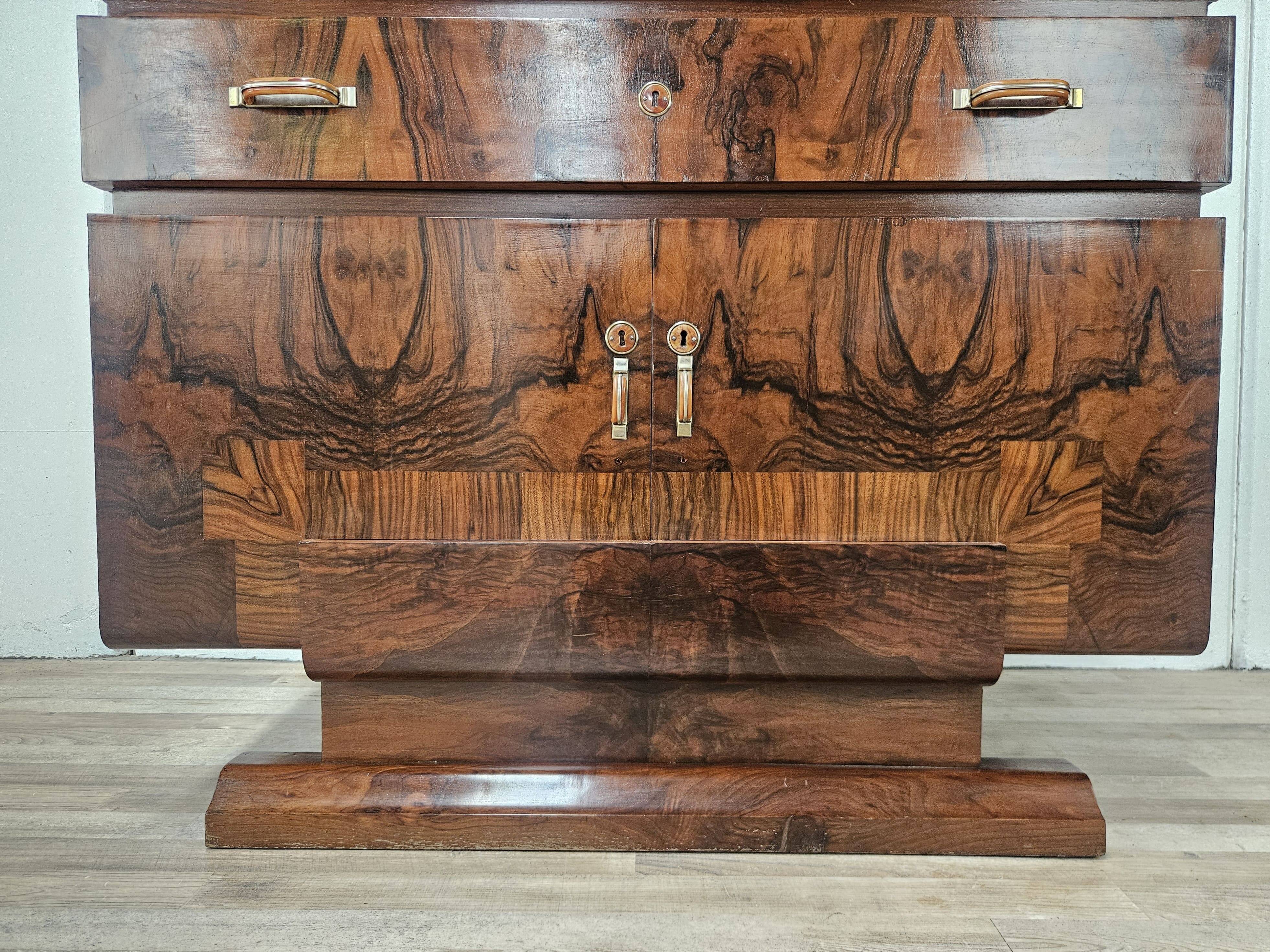 Exclusive 1940s Art Decò sideboard in walnut burl with mirror