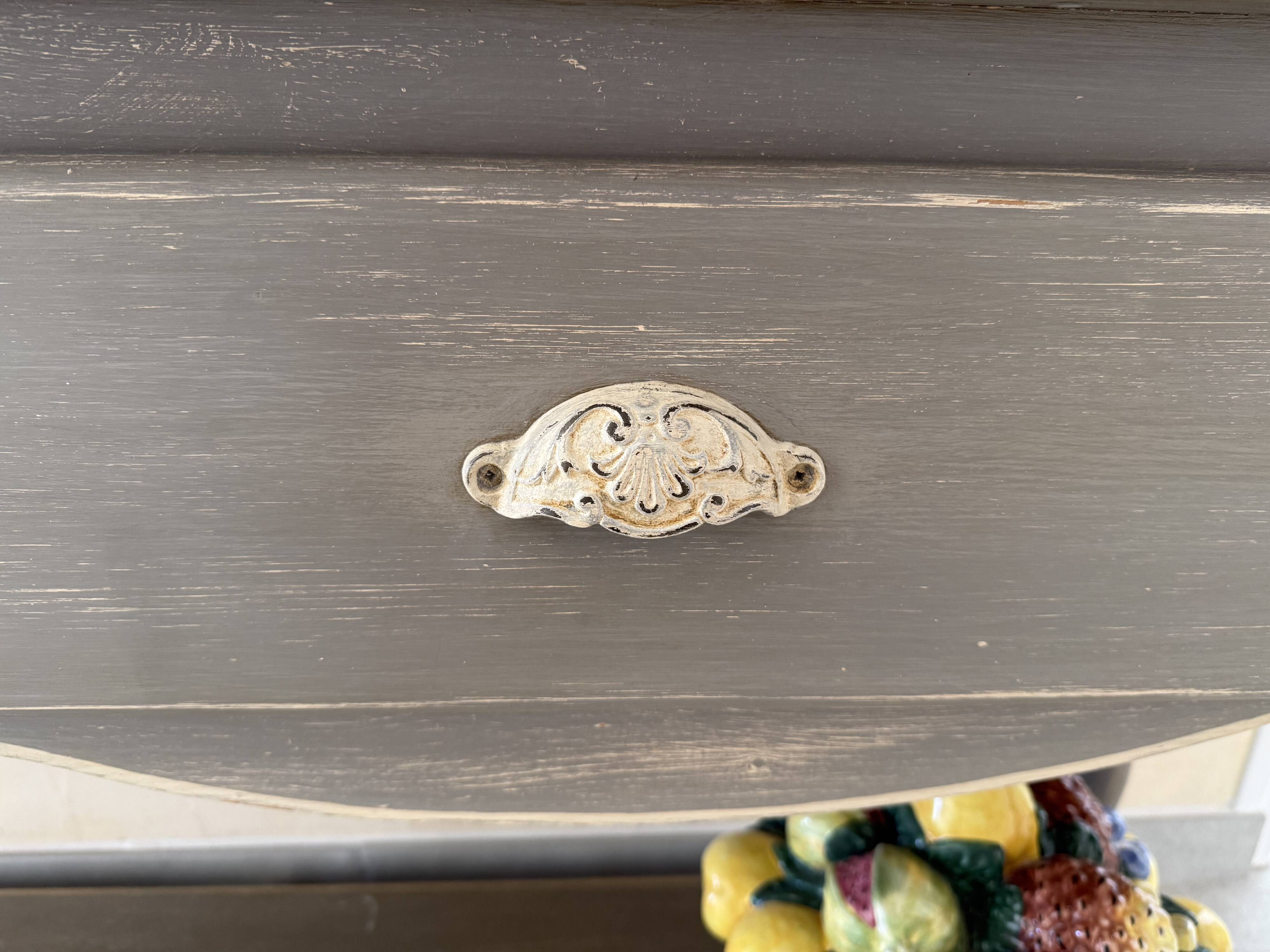 Wall-mounted console in wood, grey lacquer with a highlighted edge.