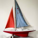 Navigable basin sailboat of the French brand Giraud Sauveur. F39 series, model "Shark 3".
