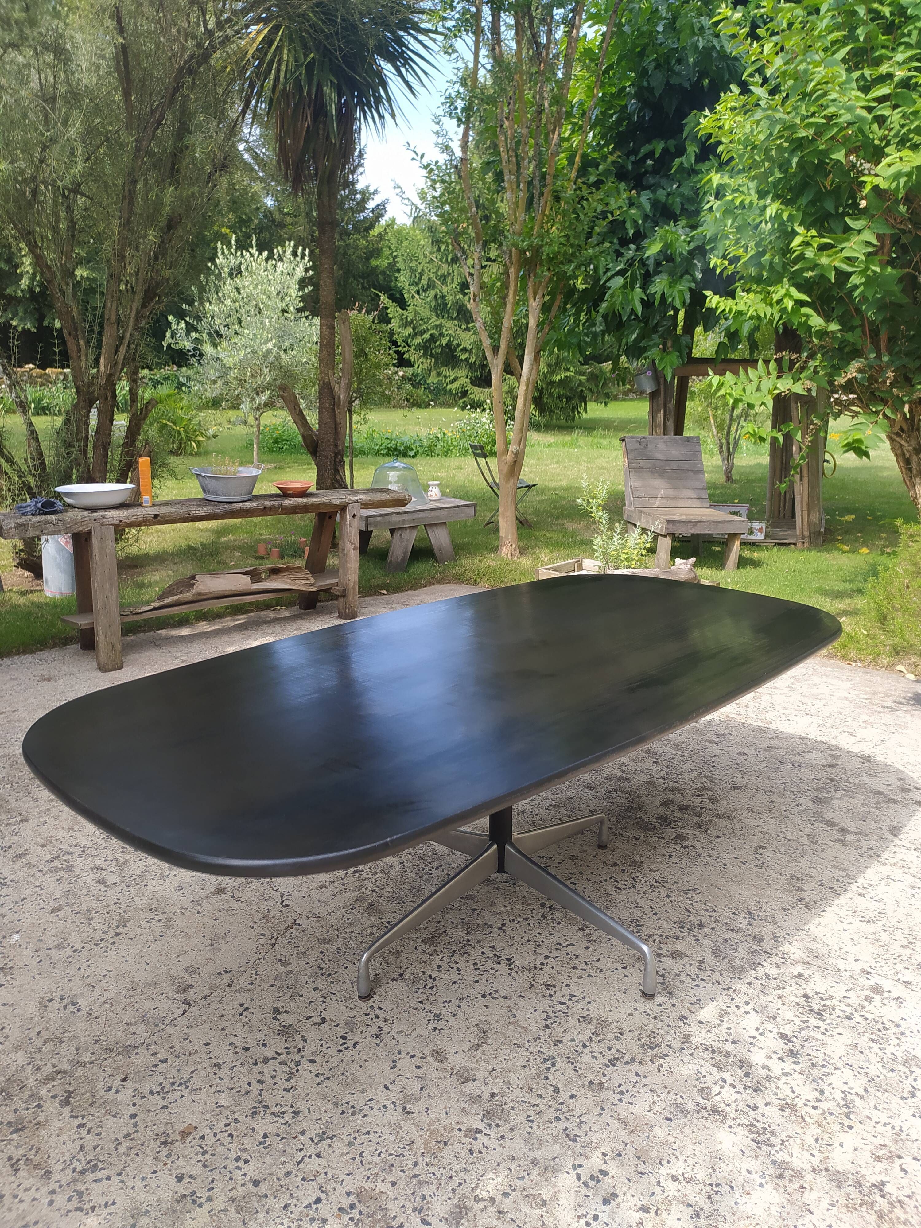 Table ovale de Charles et Ray Eames édition Hermann Miller