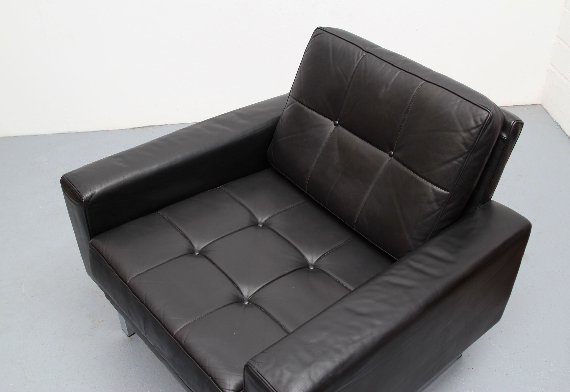Fauteuil en cuir des années 1970 avec pieds chromés