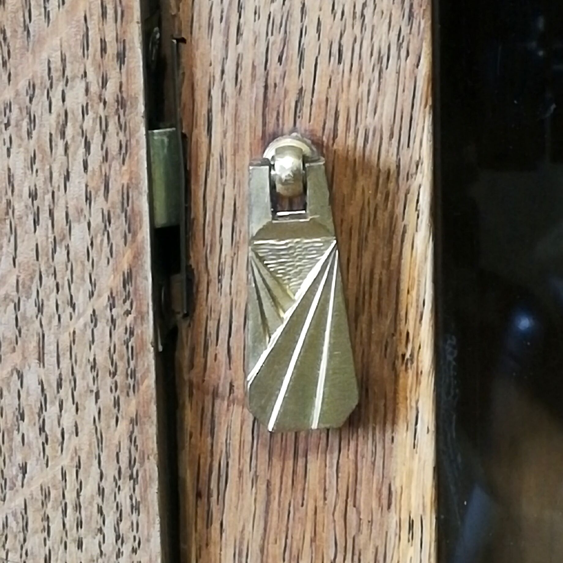 Wall or bevelled glass display case