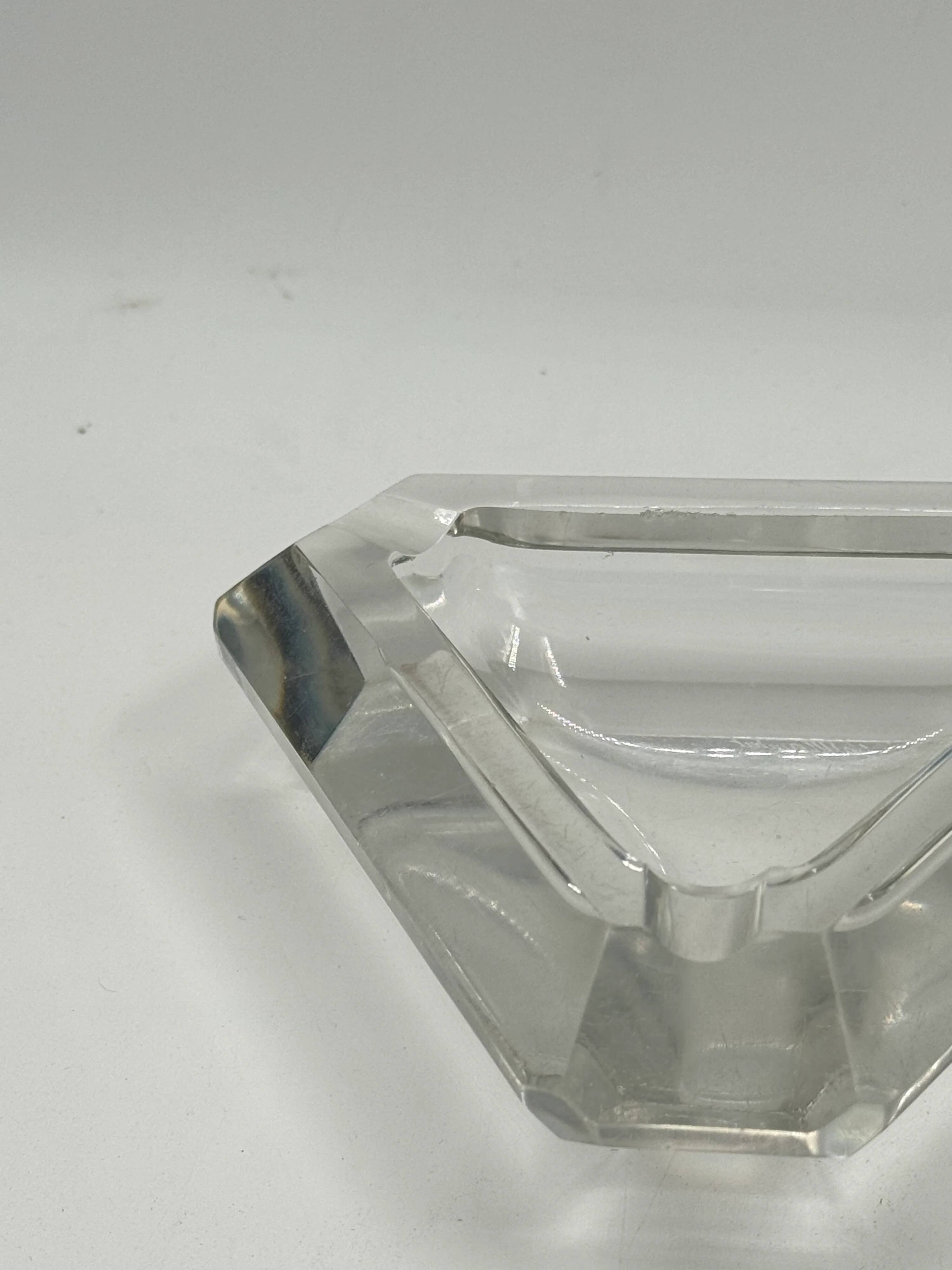 Cendrier vintage triangulaire en verre facetté