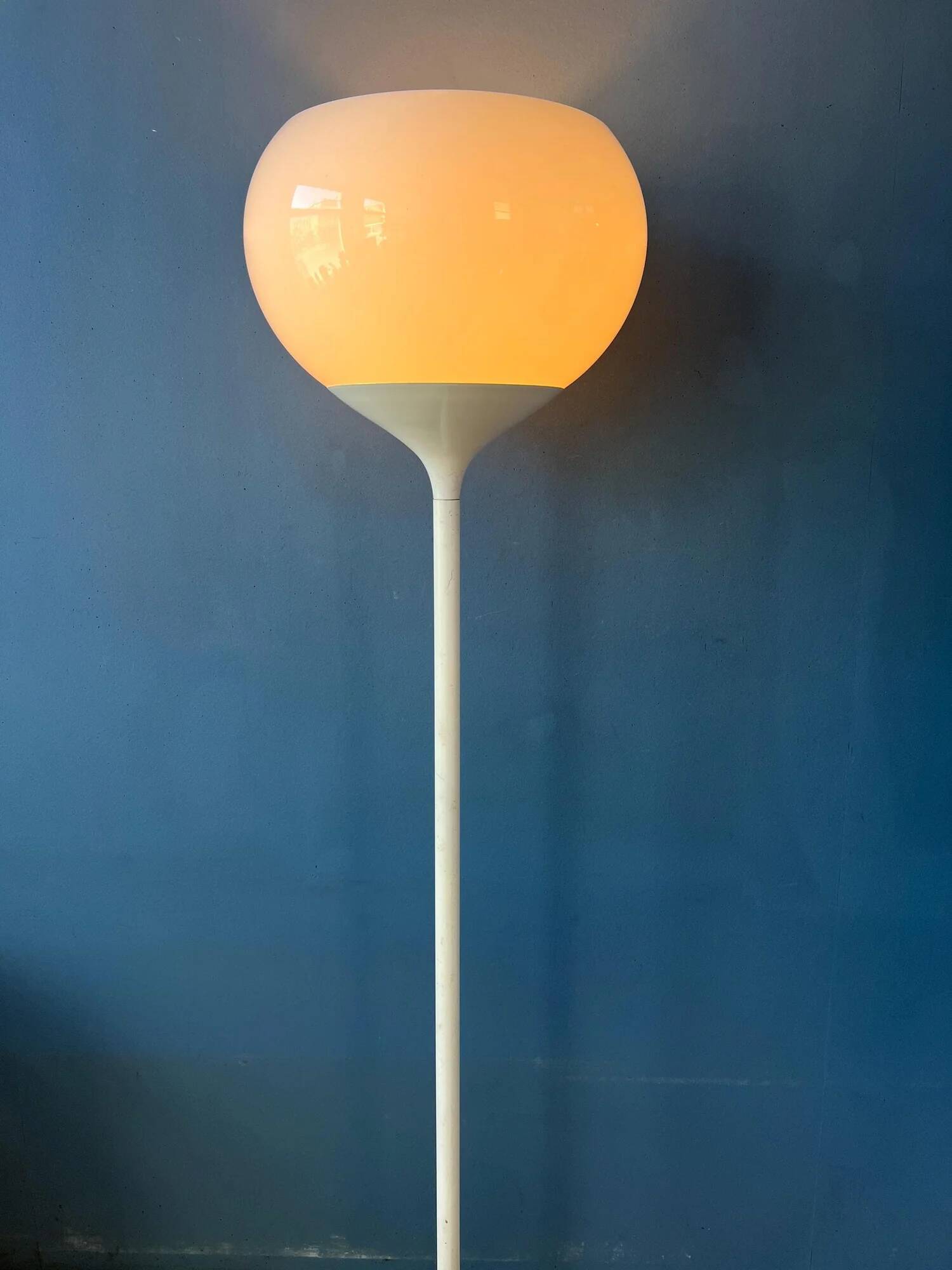 Lampadaire blanc vintage du milieu du siècle de style Guzzini de l'ère spatiale