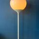 Lampadaire blanc vintage du milieu du siècle de style Guzzini de l'ère spatiale