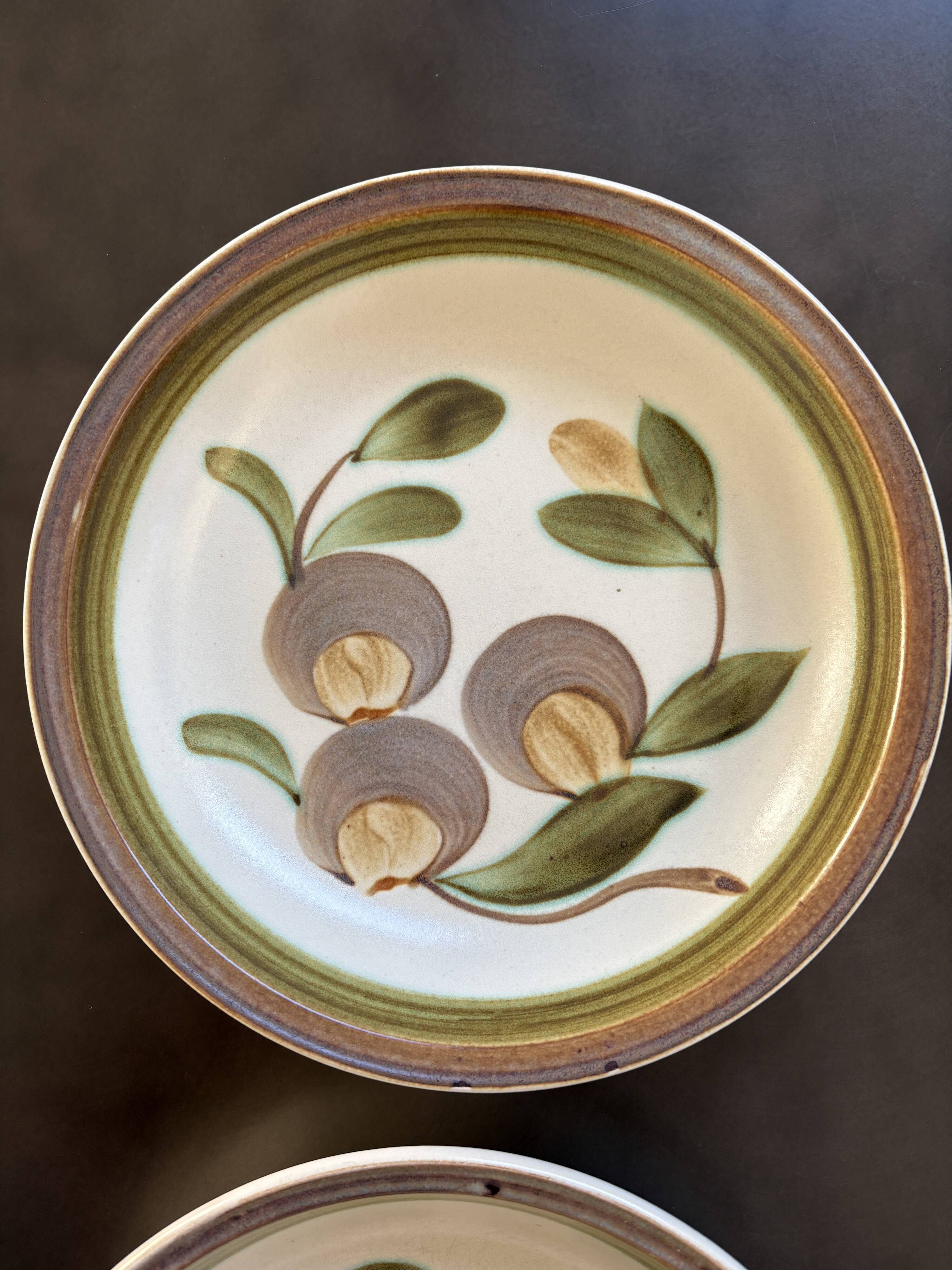 Two old deep plates gien