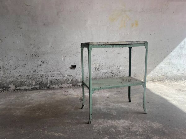 Table d’appoint industrielle en métal à deux niveaux
