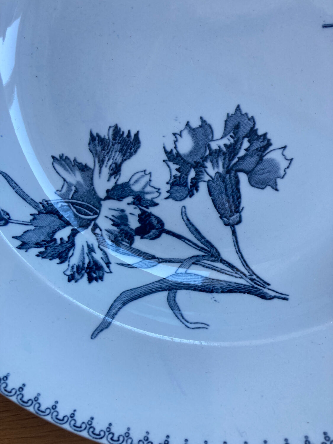 Deep plates Sarreguemines with carnation bouquets