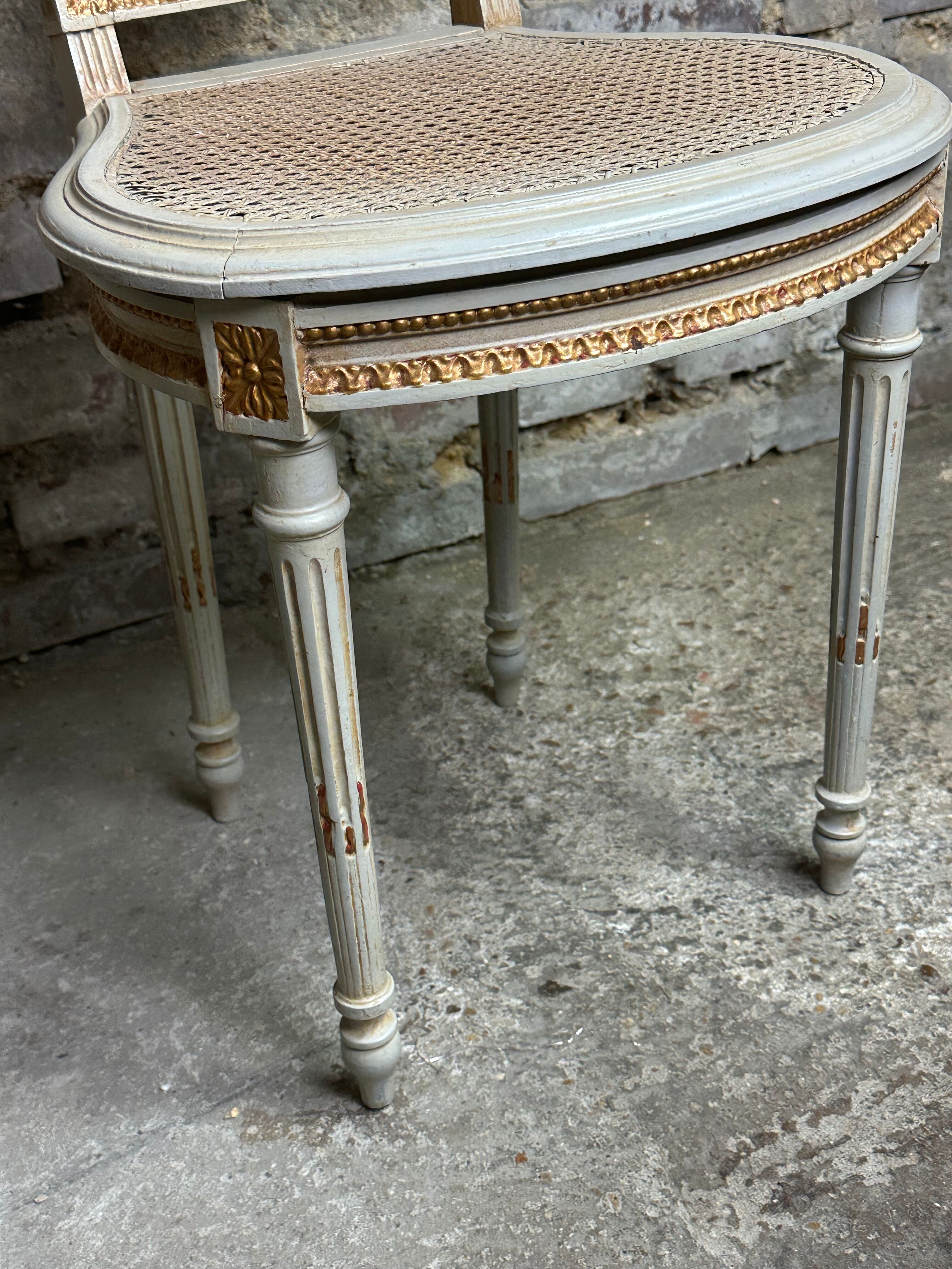 Chaises cannées de style Louis XV patinées gris et doré