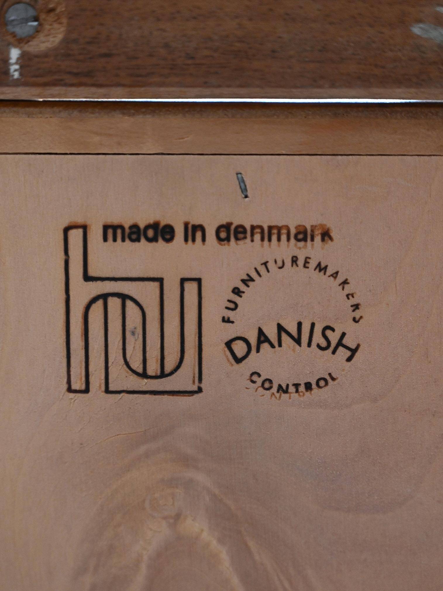 Bibliothèque scandinave avec compartiment de rangement