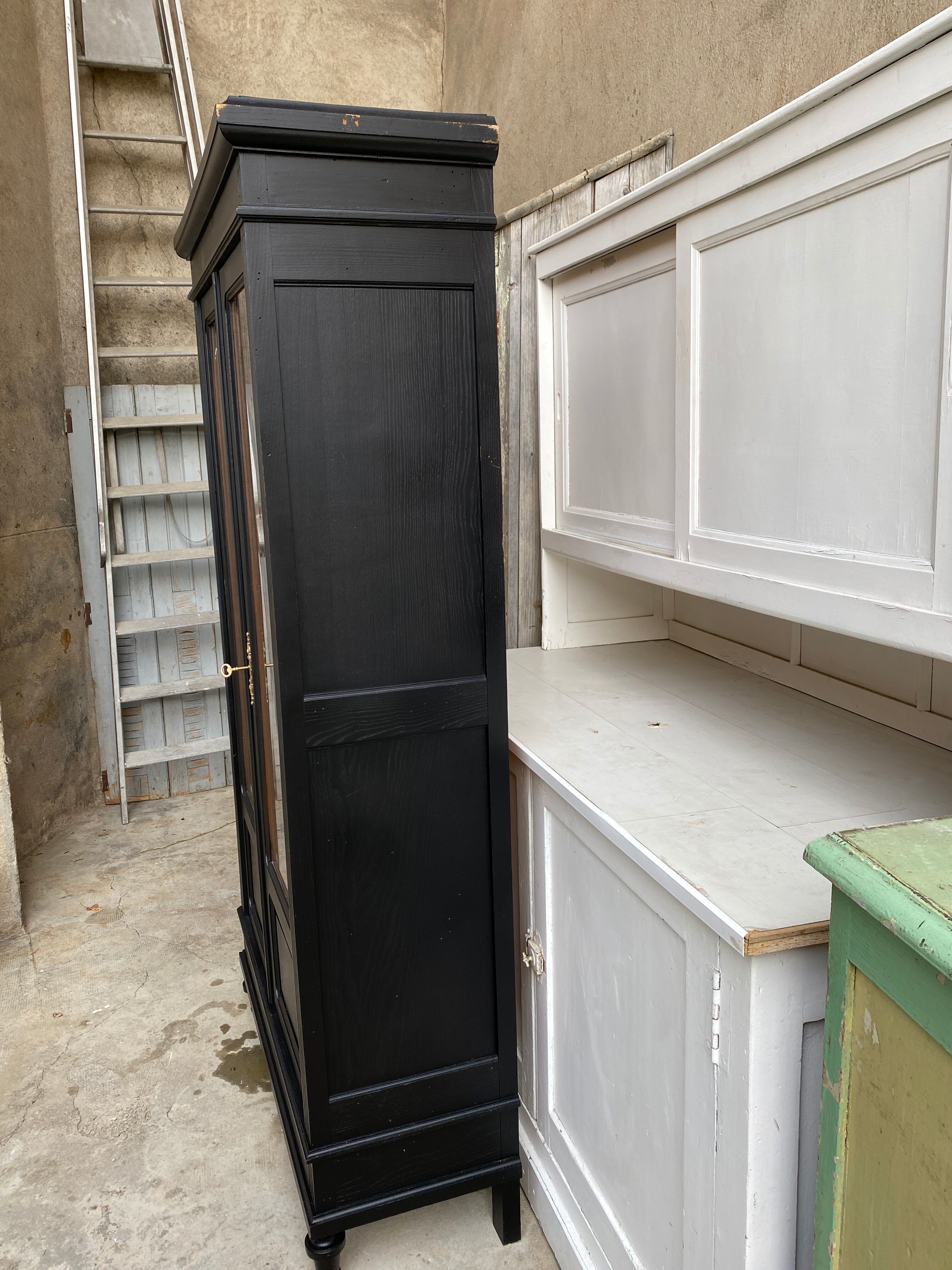 Window cabinet