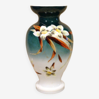 Vase en opaline peint émaillé à décor floral ht