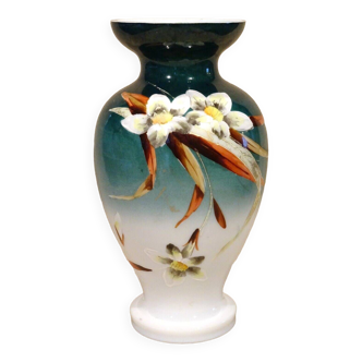 Vase en opaline peint émaillé à décor floral ht