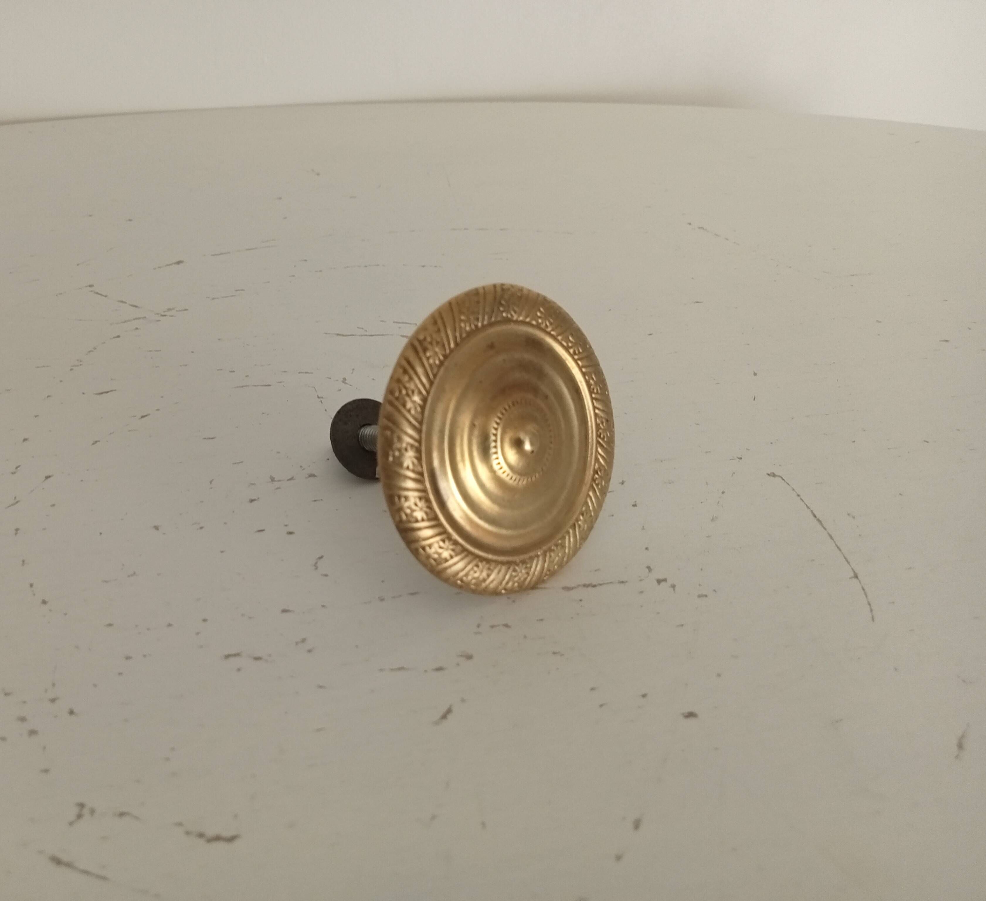 Empire furniture knob in gilded brass, 19th century.