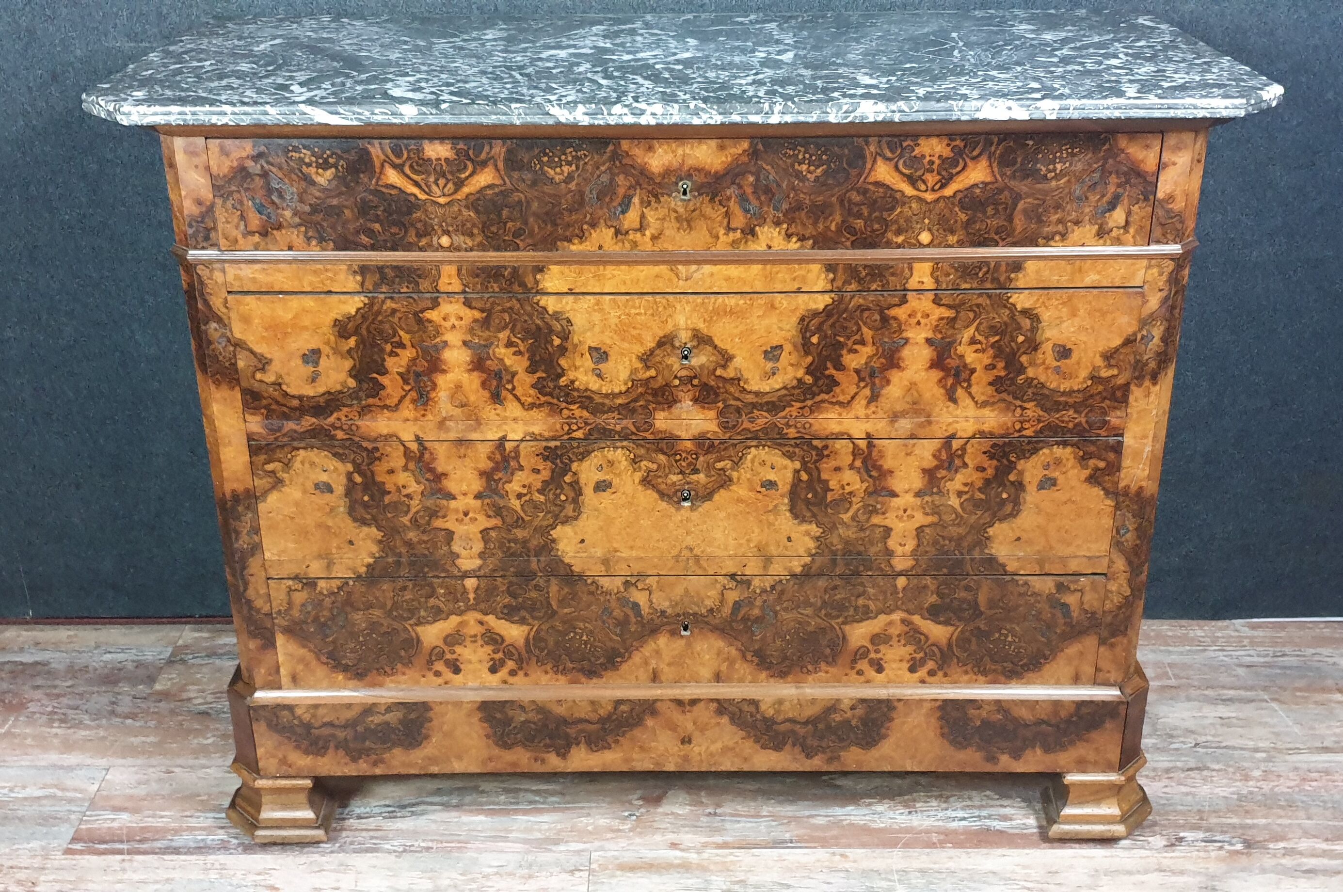 Chest of drawers Louis Philippe era in walnut bramble
