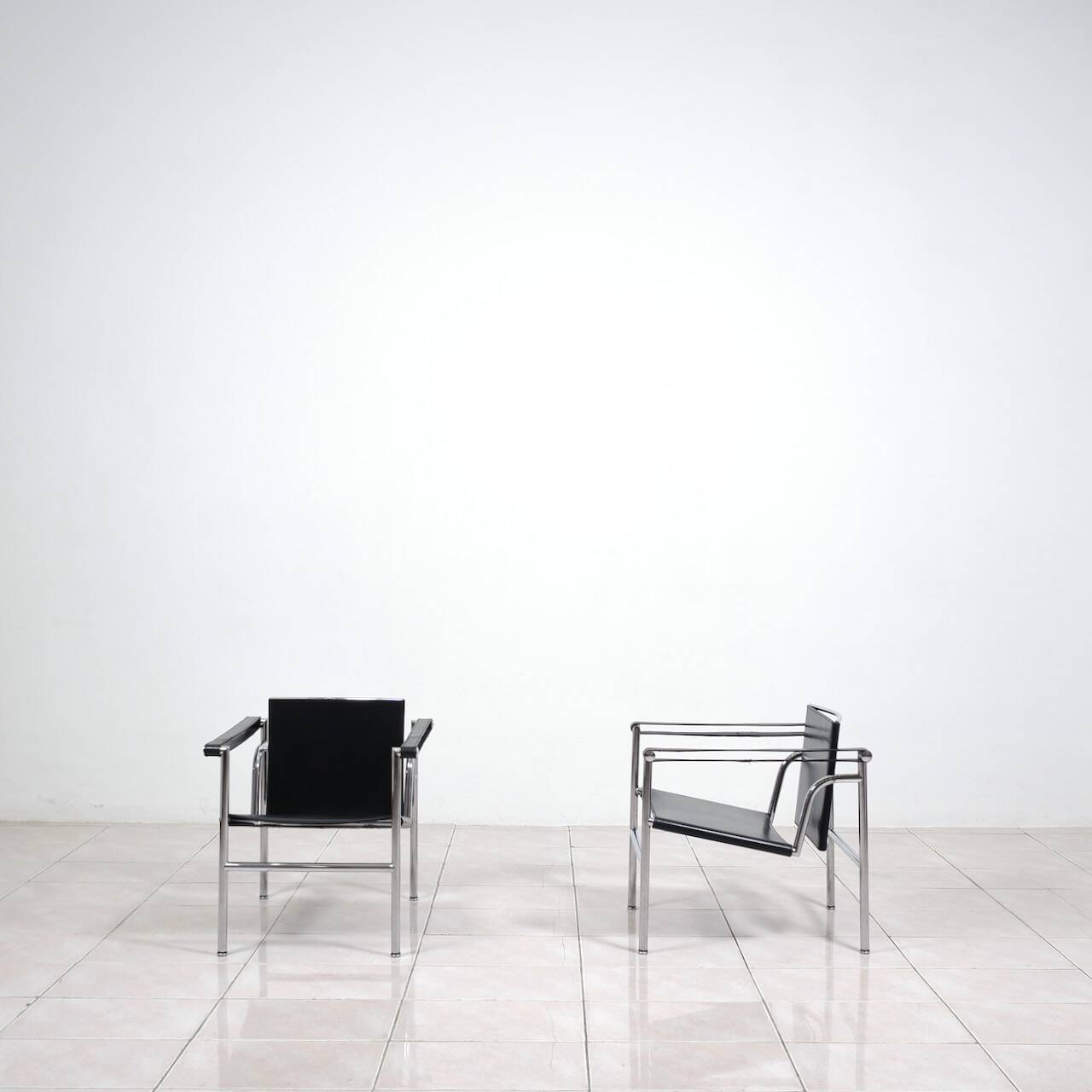 Fauteuil « lc1 » de charlotte perriand pour le corbusier, édités par cassina