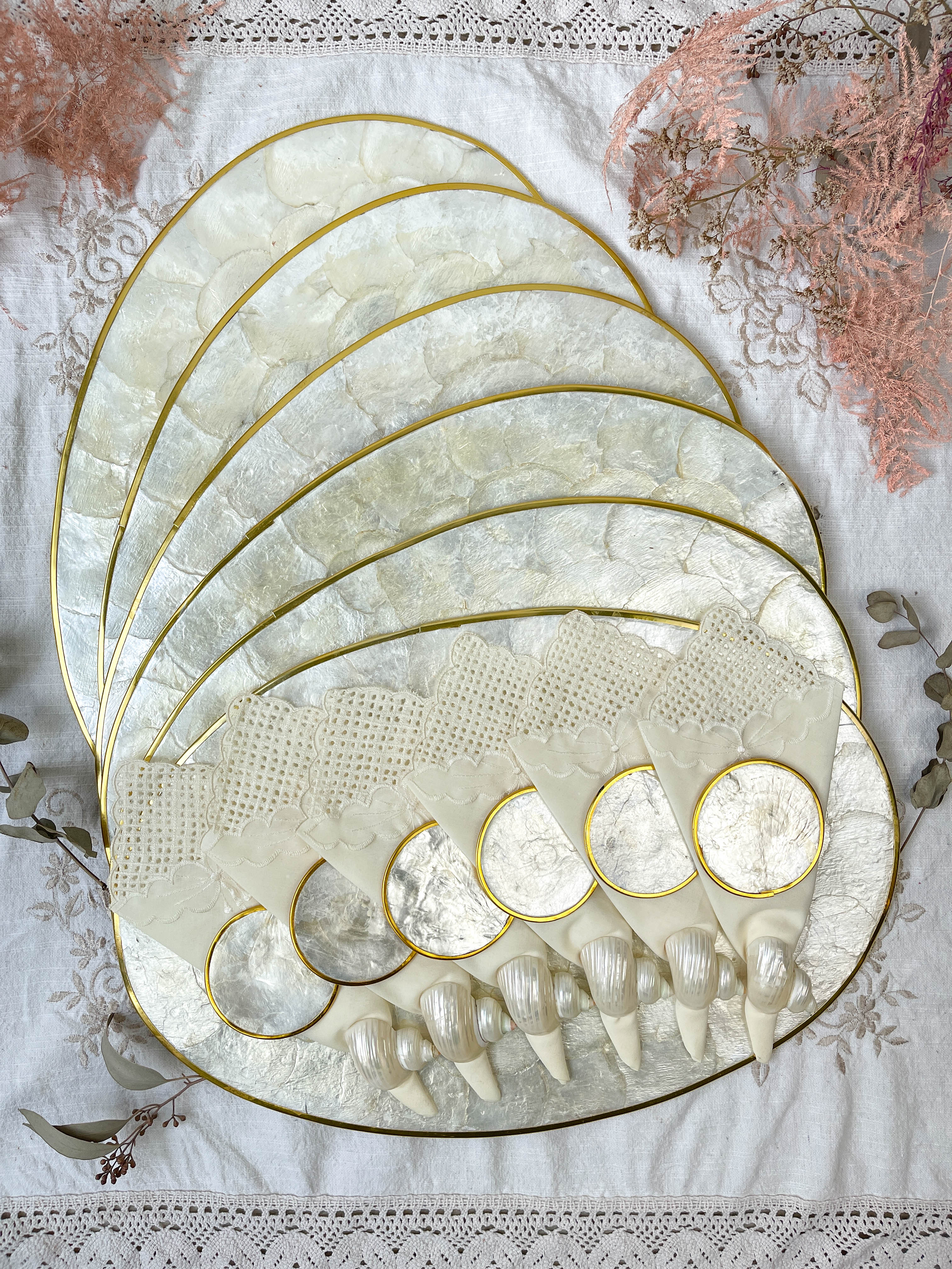 6 Sets de table & 6 sous verre nacre de Capiz et 6 serviettes brodées vintage