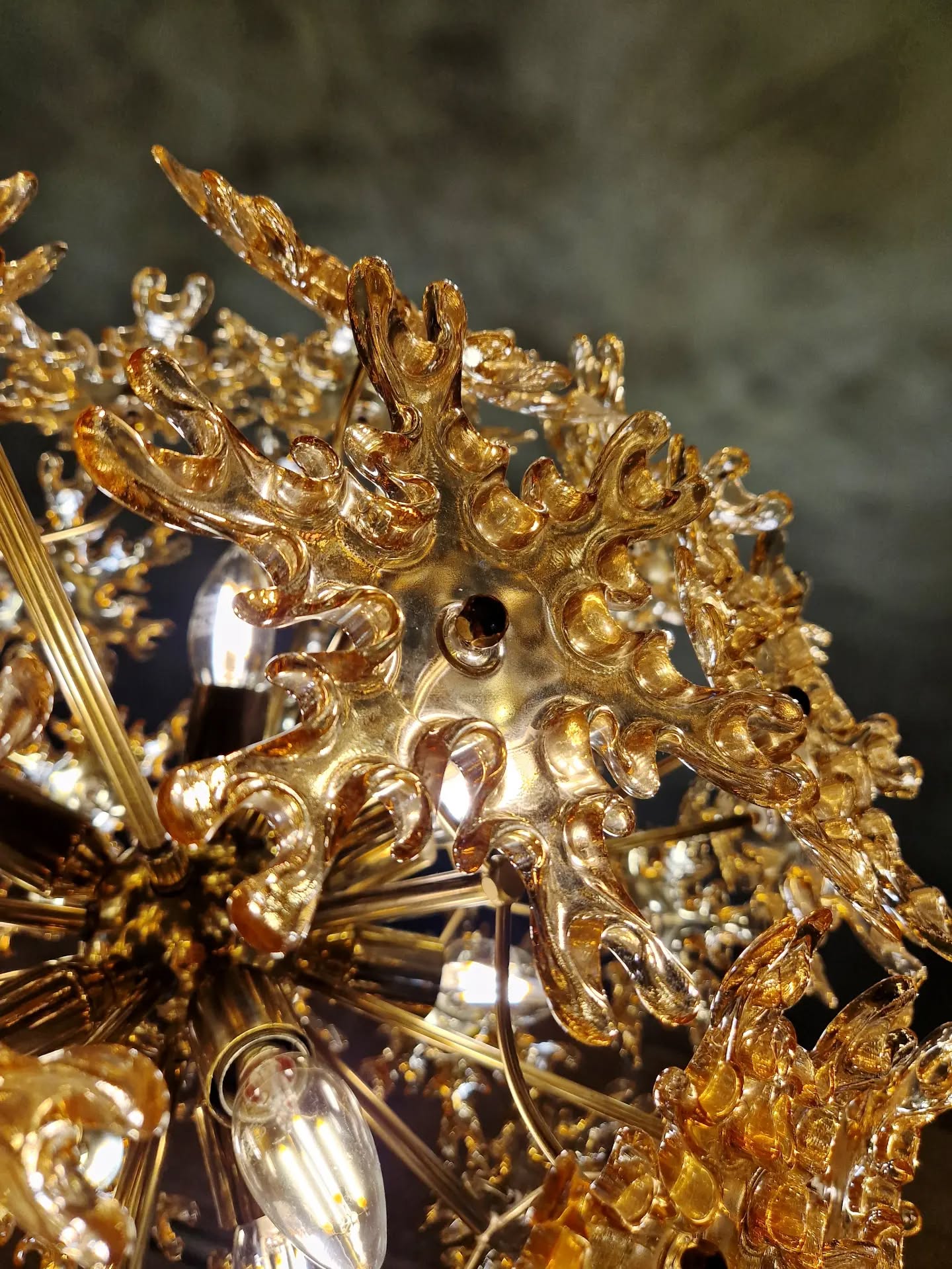 Large Sputnik chandelier in brass and amber Murano glass, SiSche, 1960.