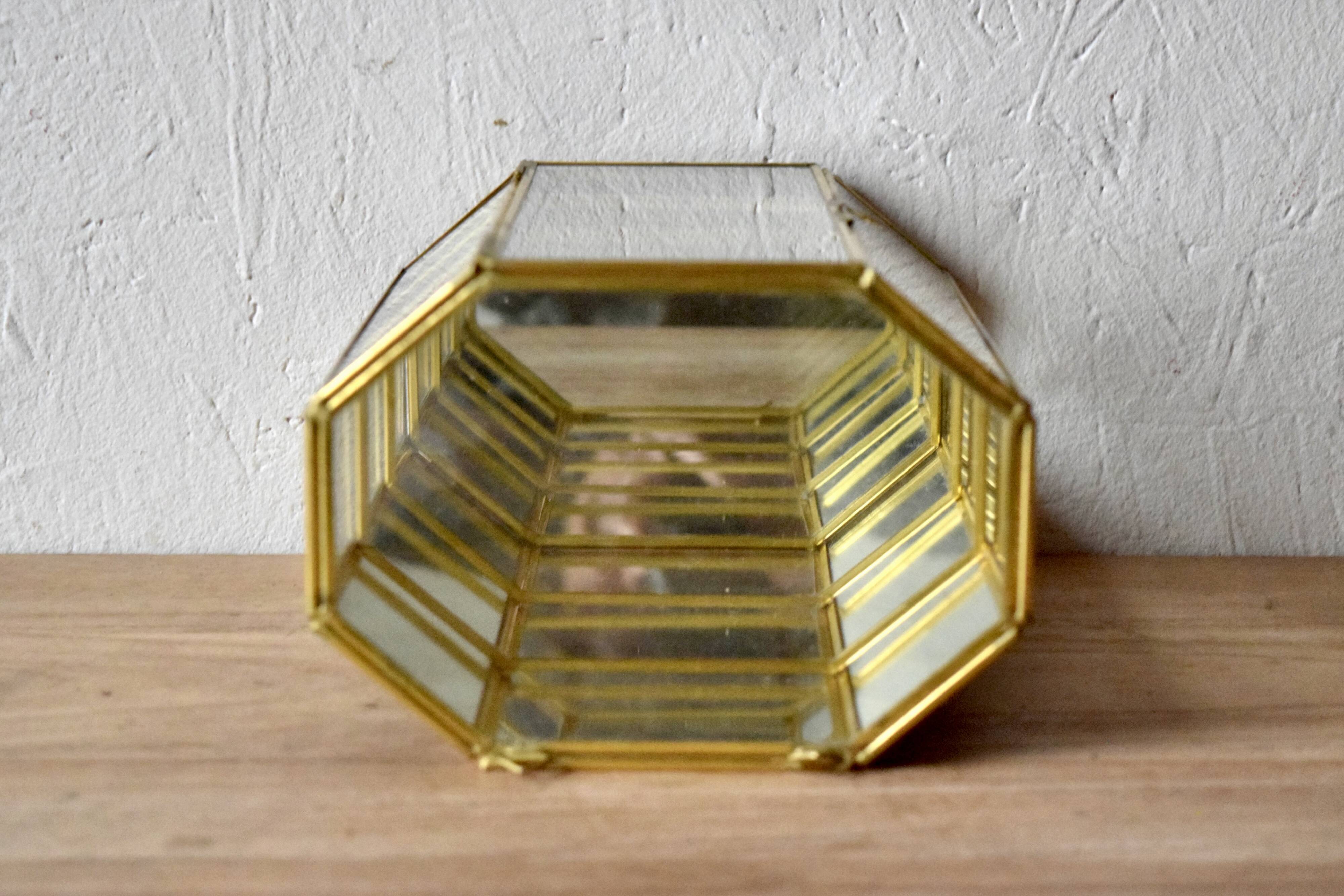 Small vintage octagonal display case in transparent glass, mirror glass and brass - jewelry display