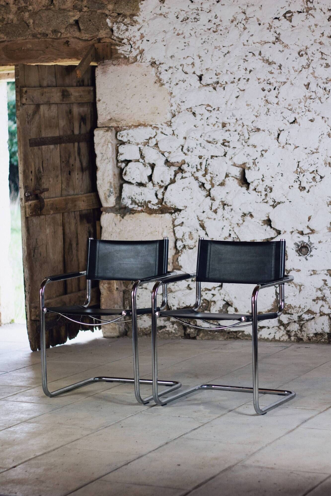 Pair of Bauhaus cantilever armchairs in chromed metal and leather, 1970