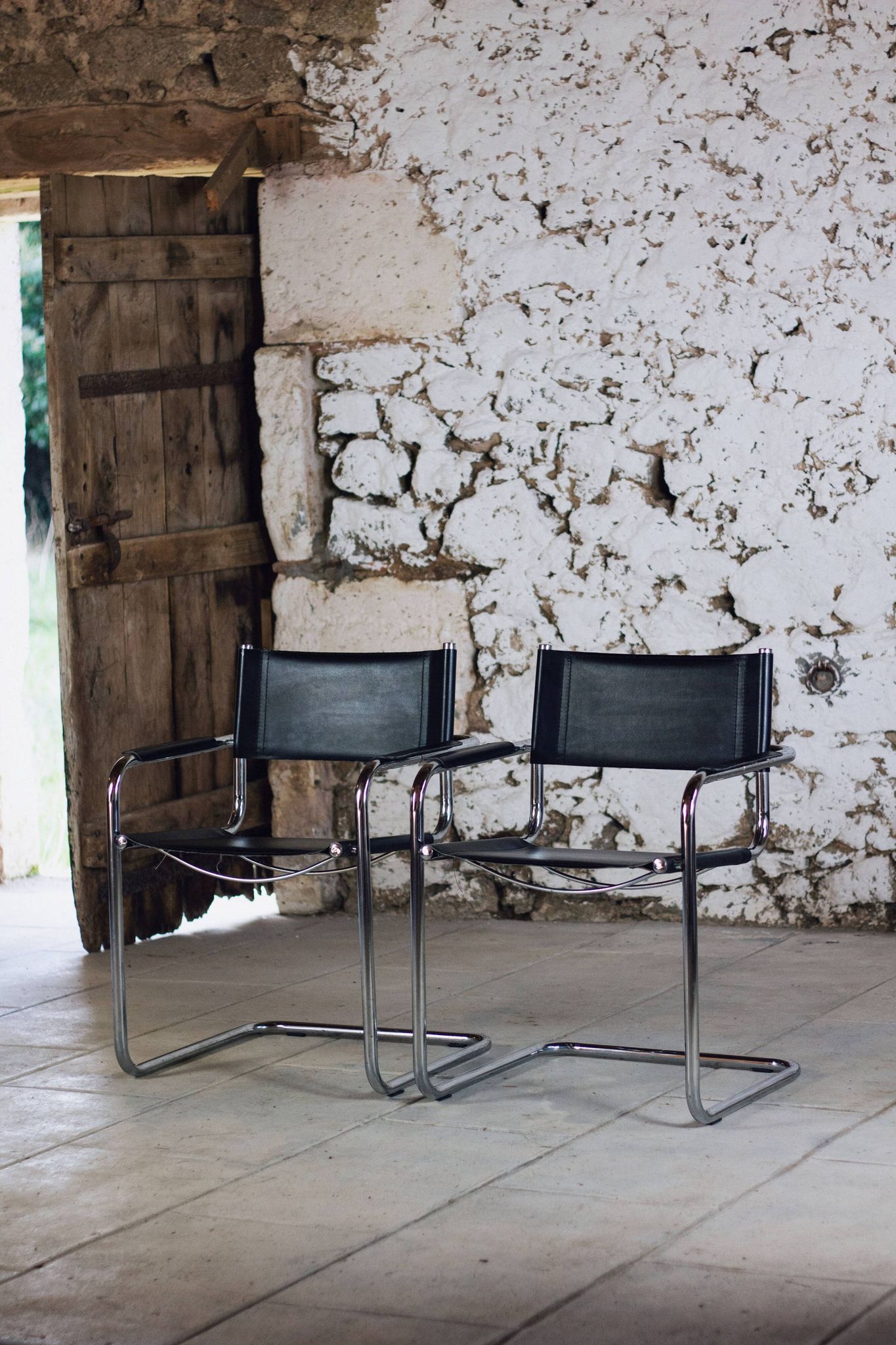 Pair of Bauhaus cantilever armchairs in chromed metal and leather, 1970