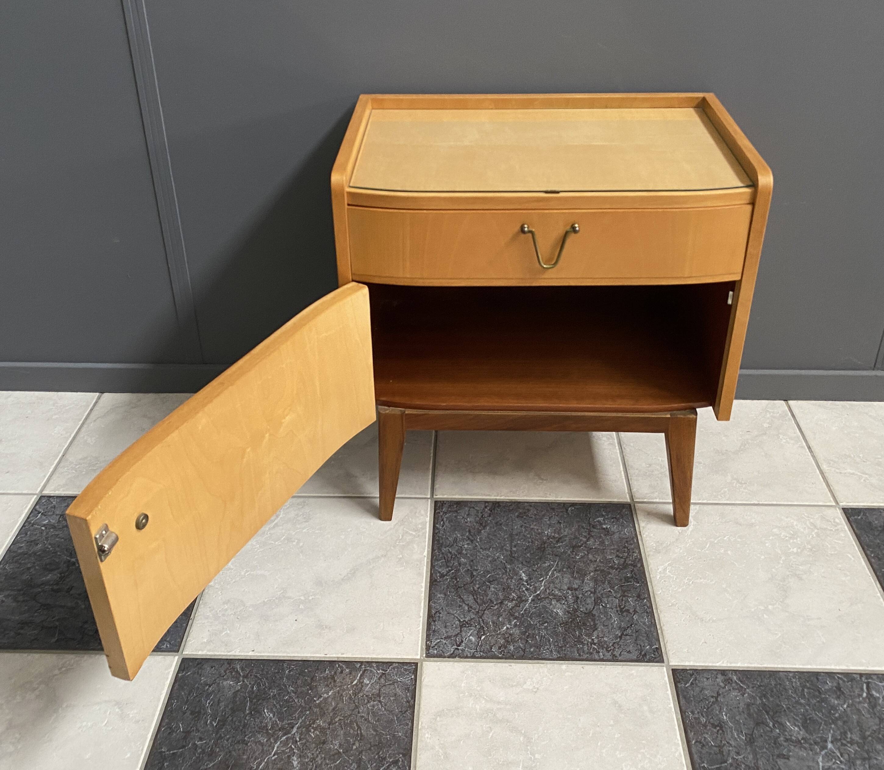Table de chevet en bois blond avec plateau en verre