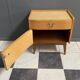 Table de chevet en bois blond avec plateau en verre