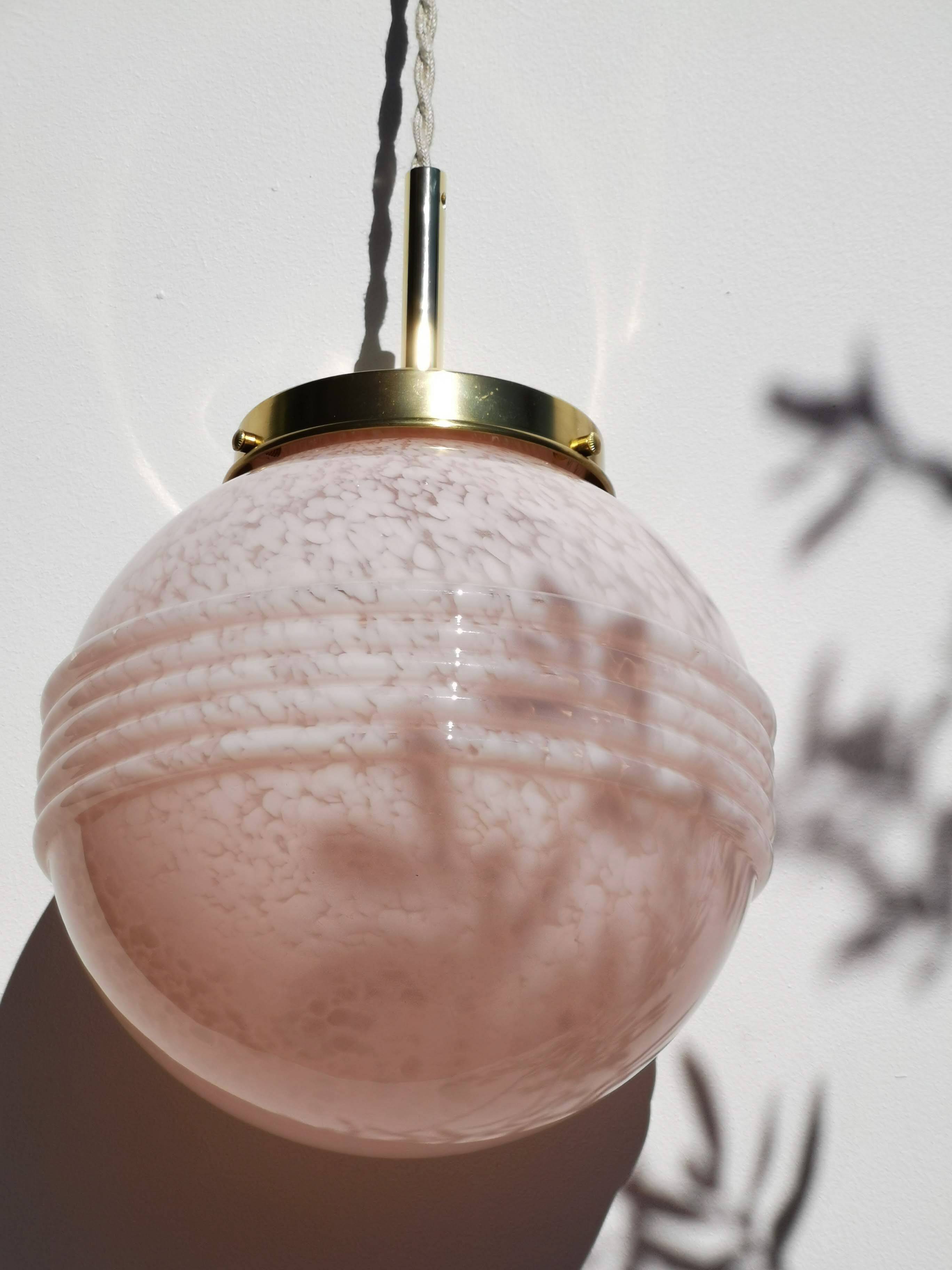 Suspension glass of pale pink clicy