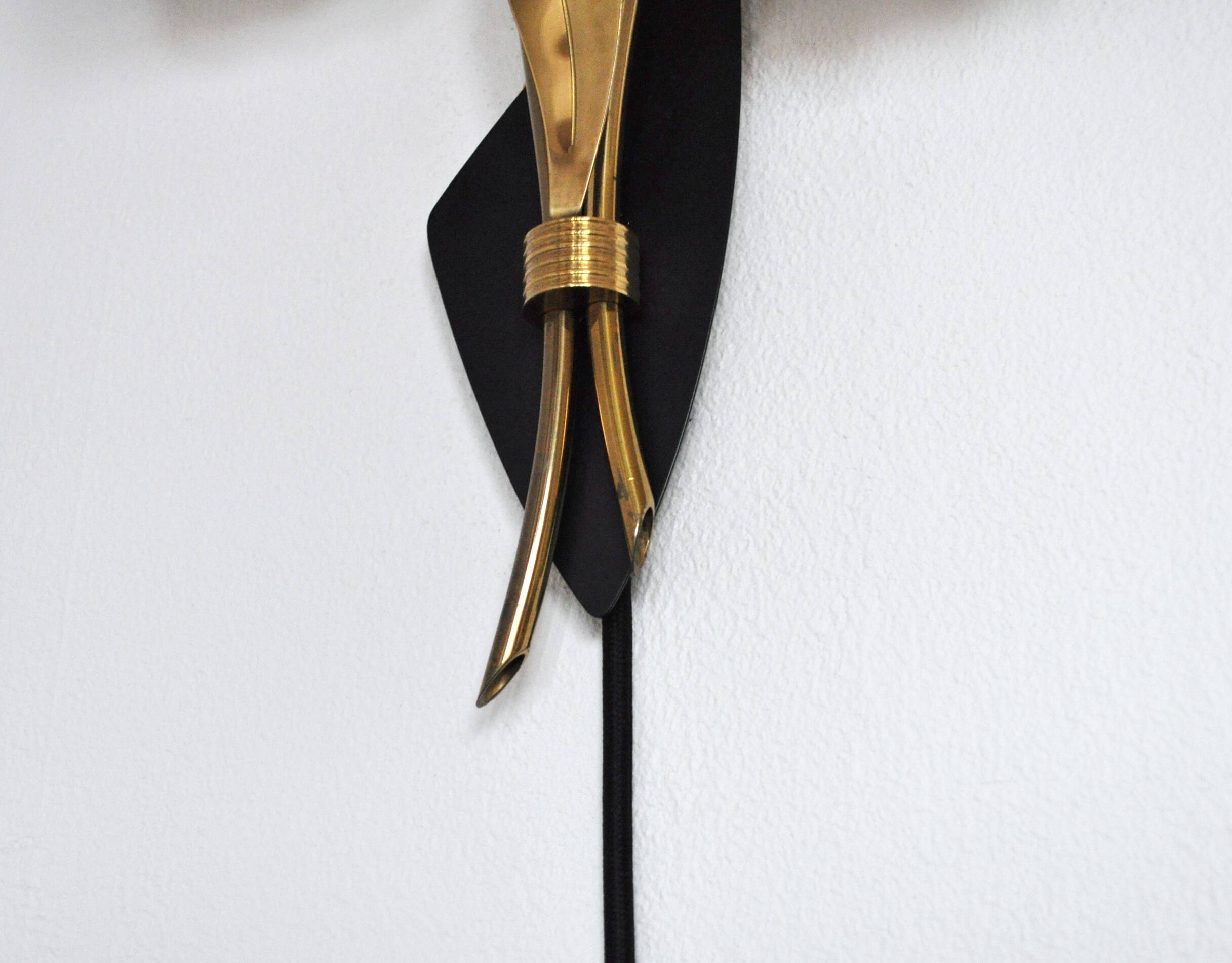 Applique murale scandinave organique à deux bras, laiton et opaline, années 1940-1950