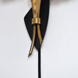 Applique murale scandinave organique à deux bras, laiton et opaline, années 1940-1950