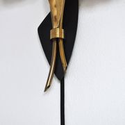 Applique murale scandinave organique à deux bras, laiton et opaline, années 1940-1950