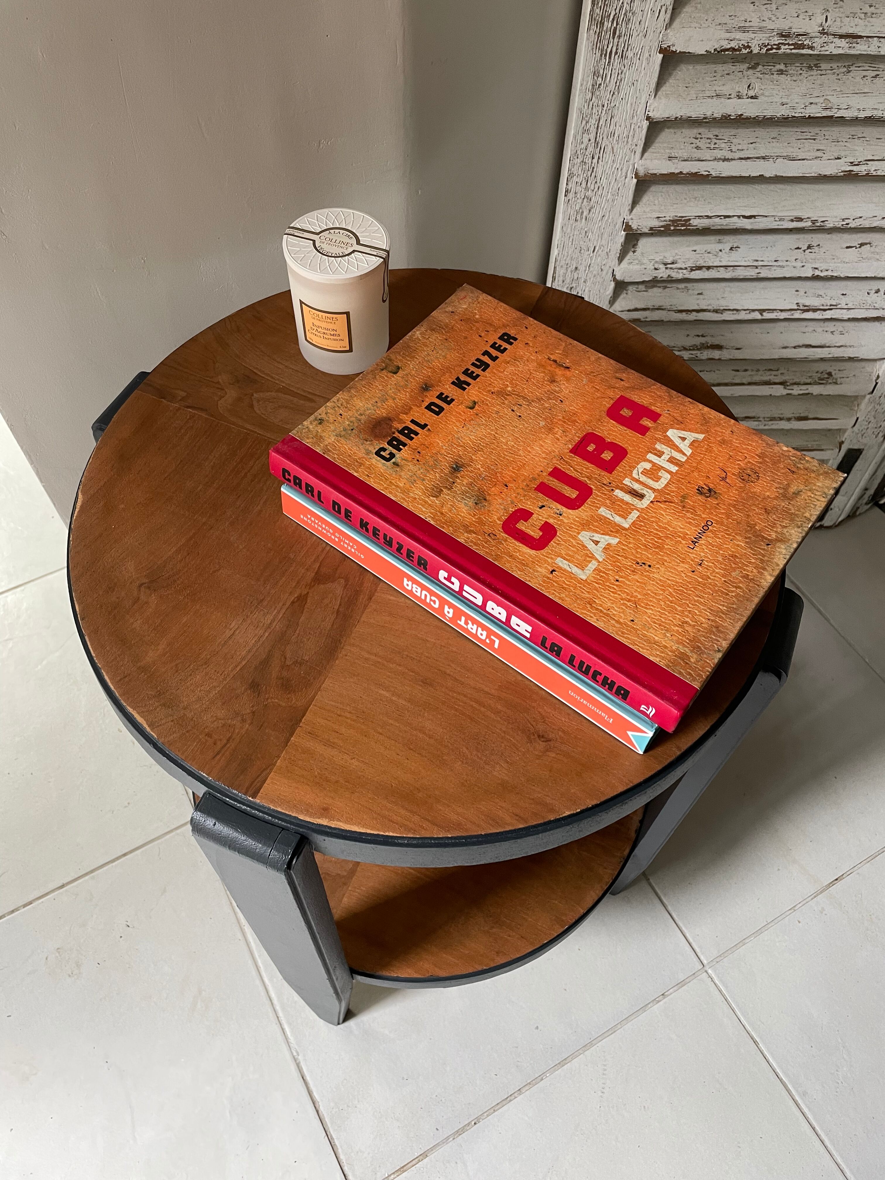 Round pedestal table 30s