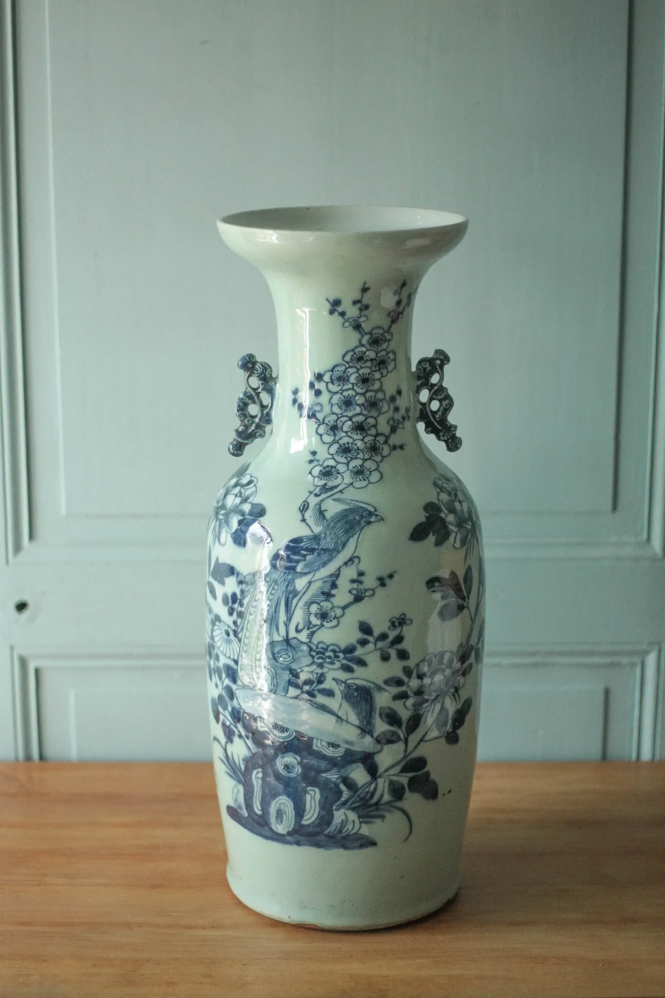 Large Chinese baluster vase in porcelain with bird and flower decoration.