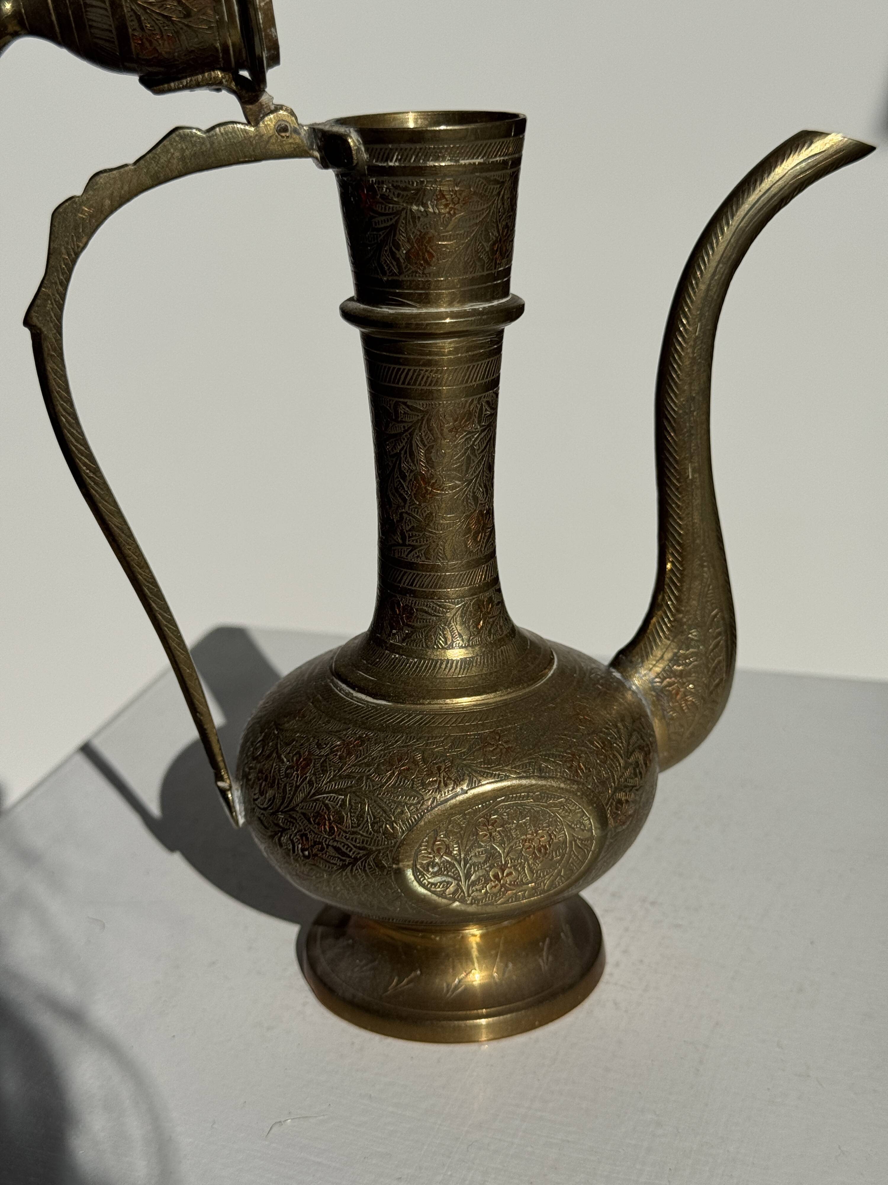 Verseuse gravée orientale en laiton doré H22