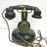 Burgunder column phone in Bakelite and black metal