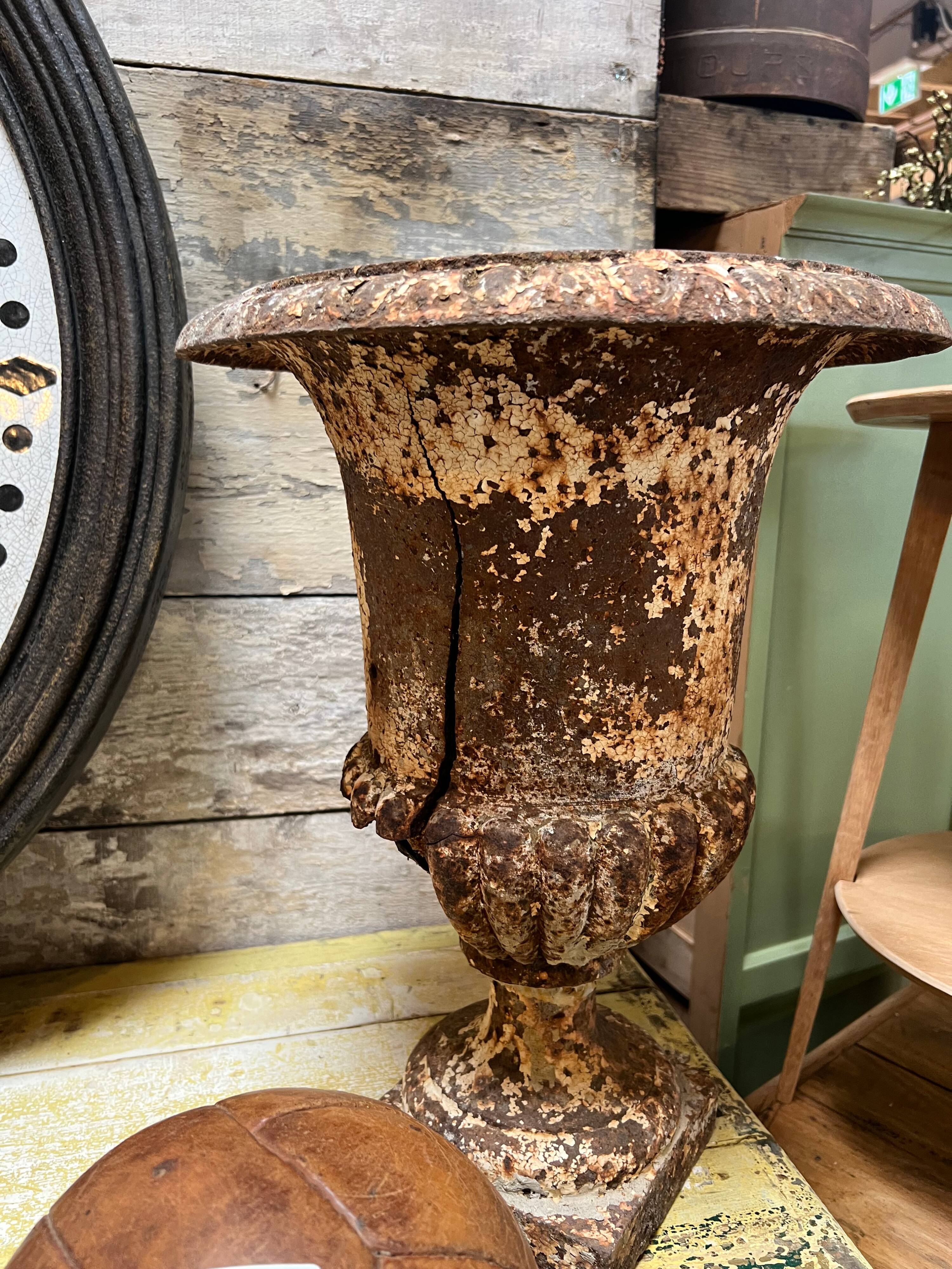 Médicis vase in cast iron with damage and missing parts.