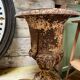 Médicis vase in cast iron with damage and missing parts.