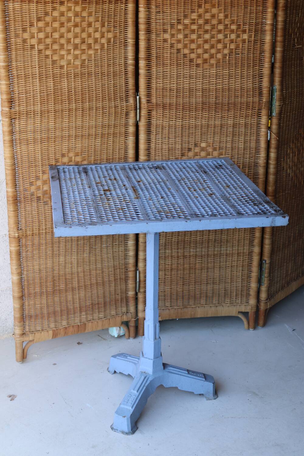 Old bistro table in cast iron and perforated metal, SIGHE Jeune Toulo