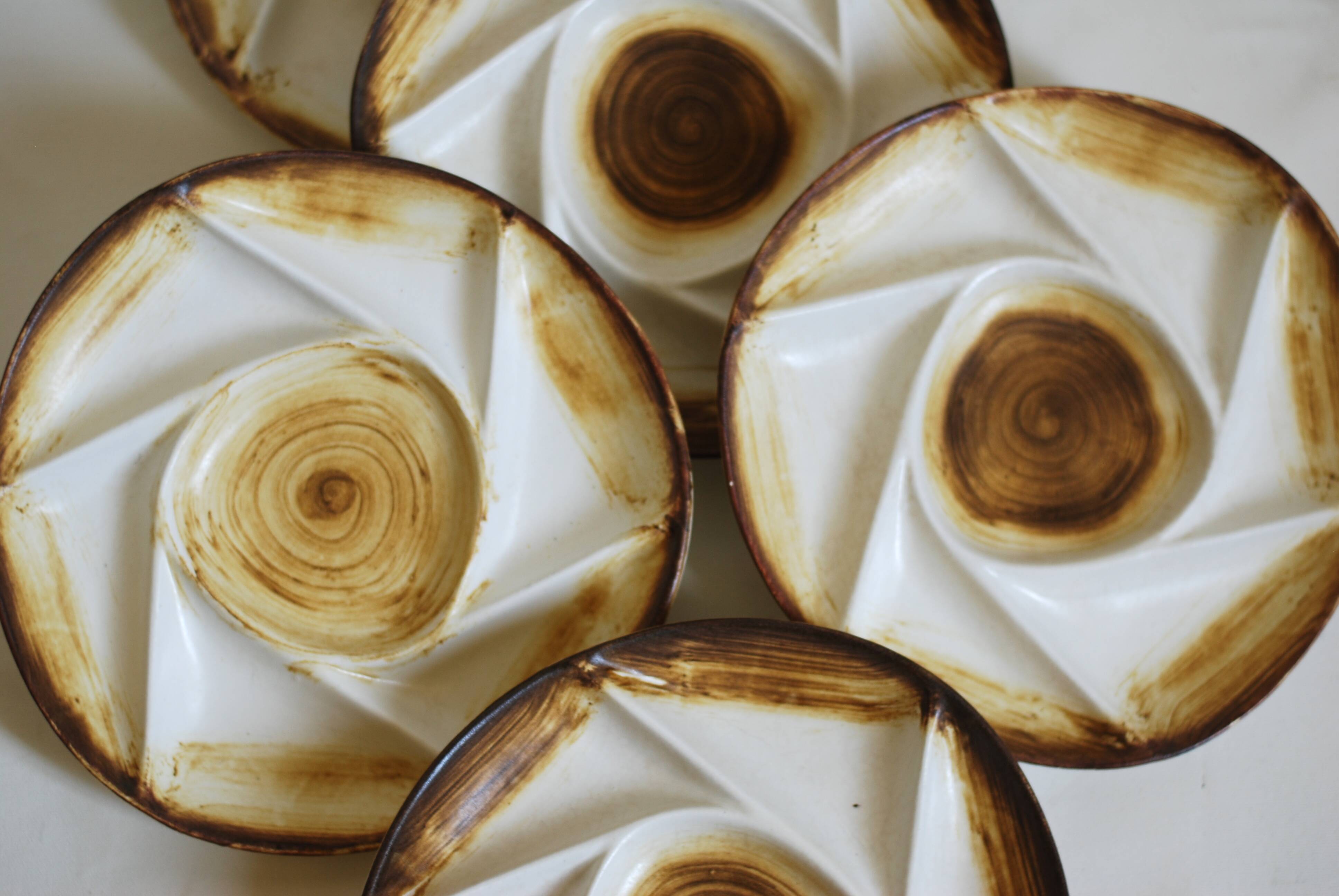 Divided plates in vintage French hand-painted stoneware "Longchamp"