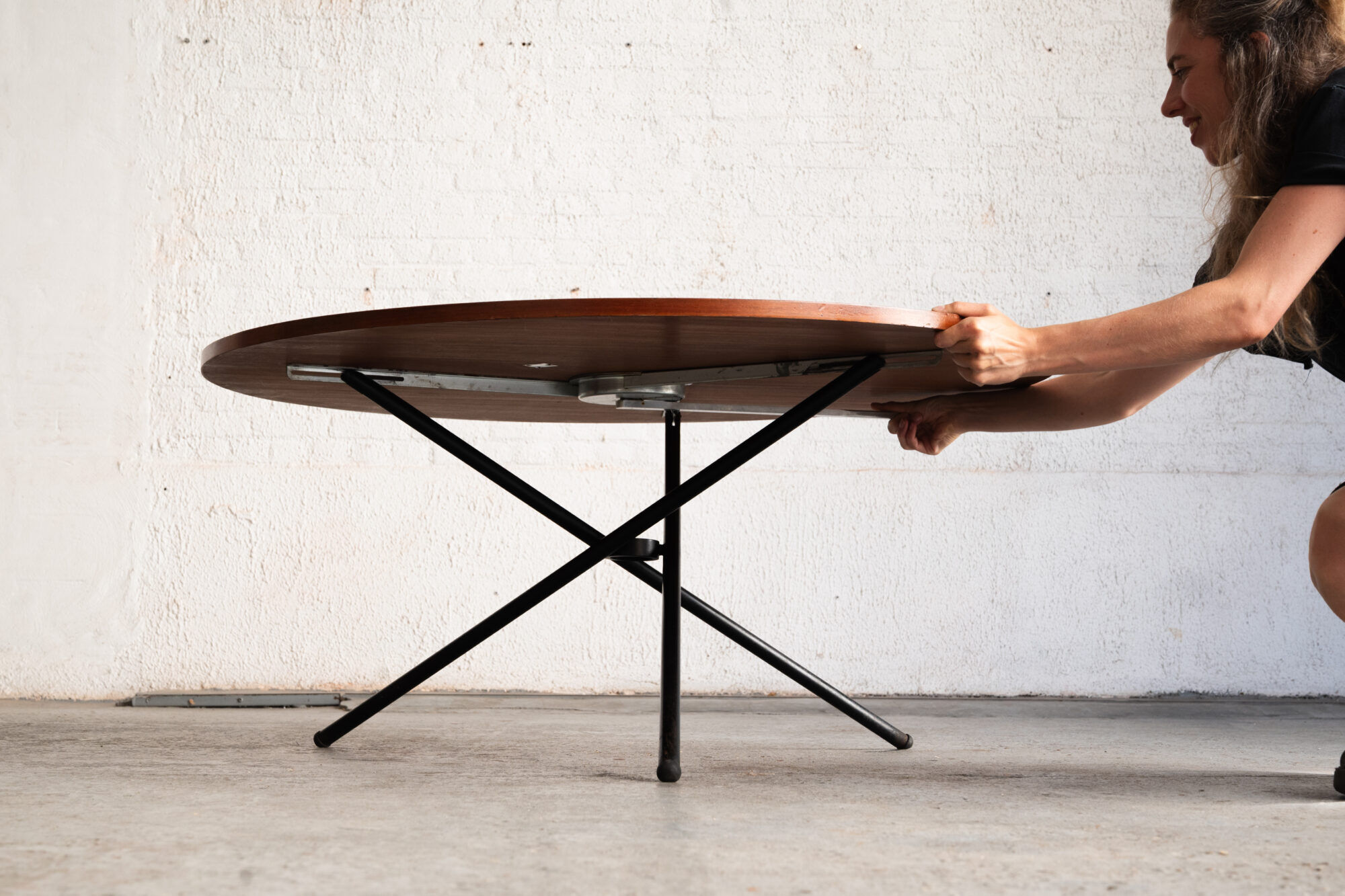 Table ronde élévatrice par Jürg Bally