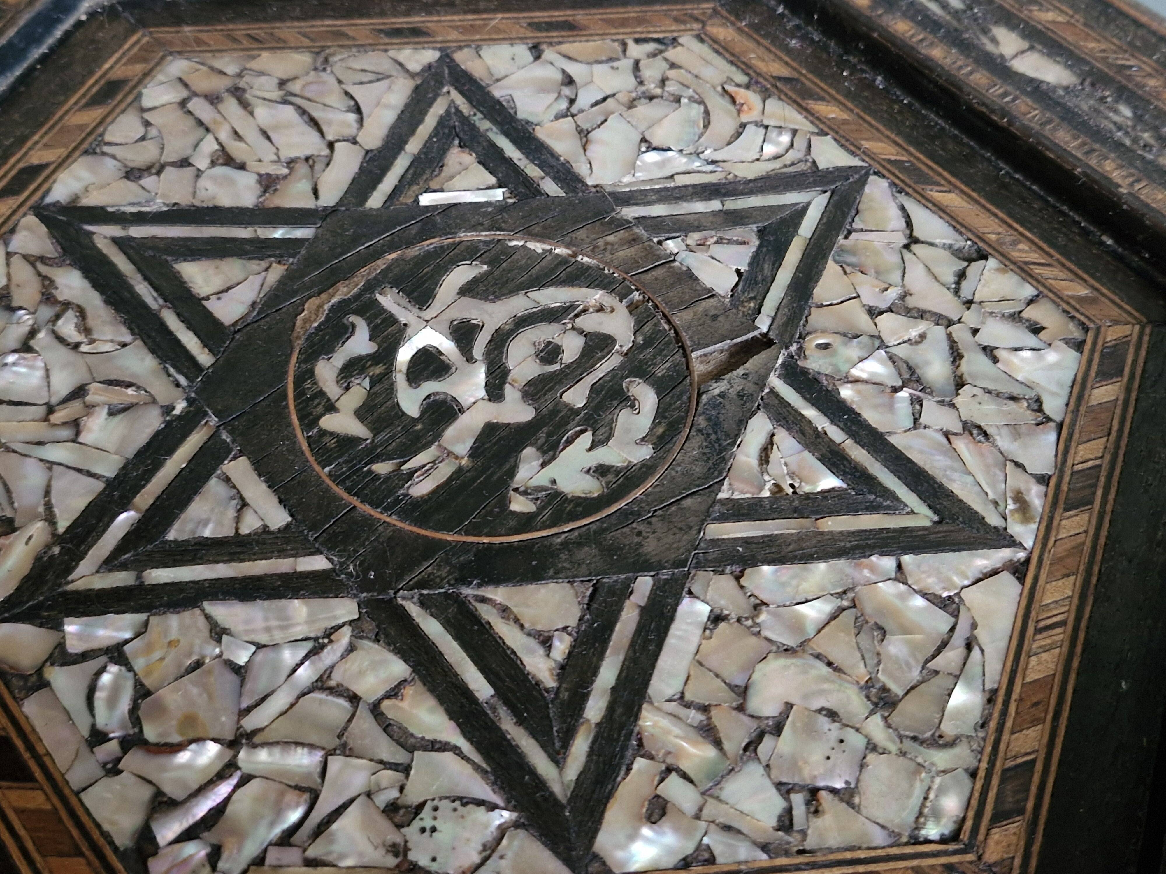 Antique octagonal table with mother-of-pearl inlays - Syria or Egypt