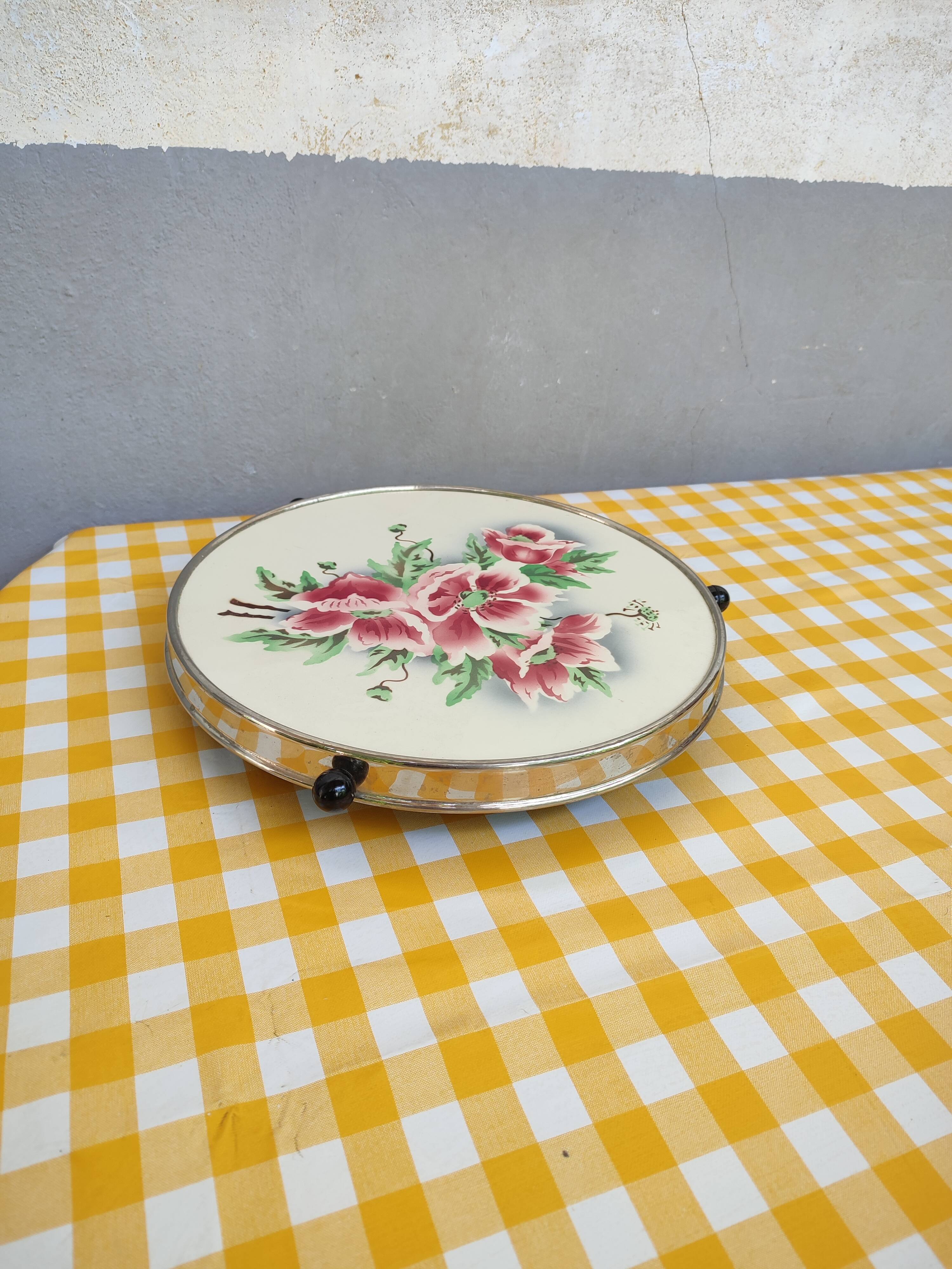 Turntable with earthenware pastry and bakelite floral decoration